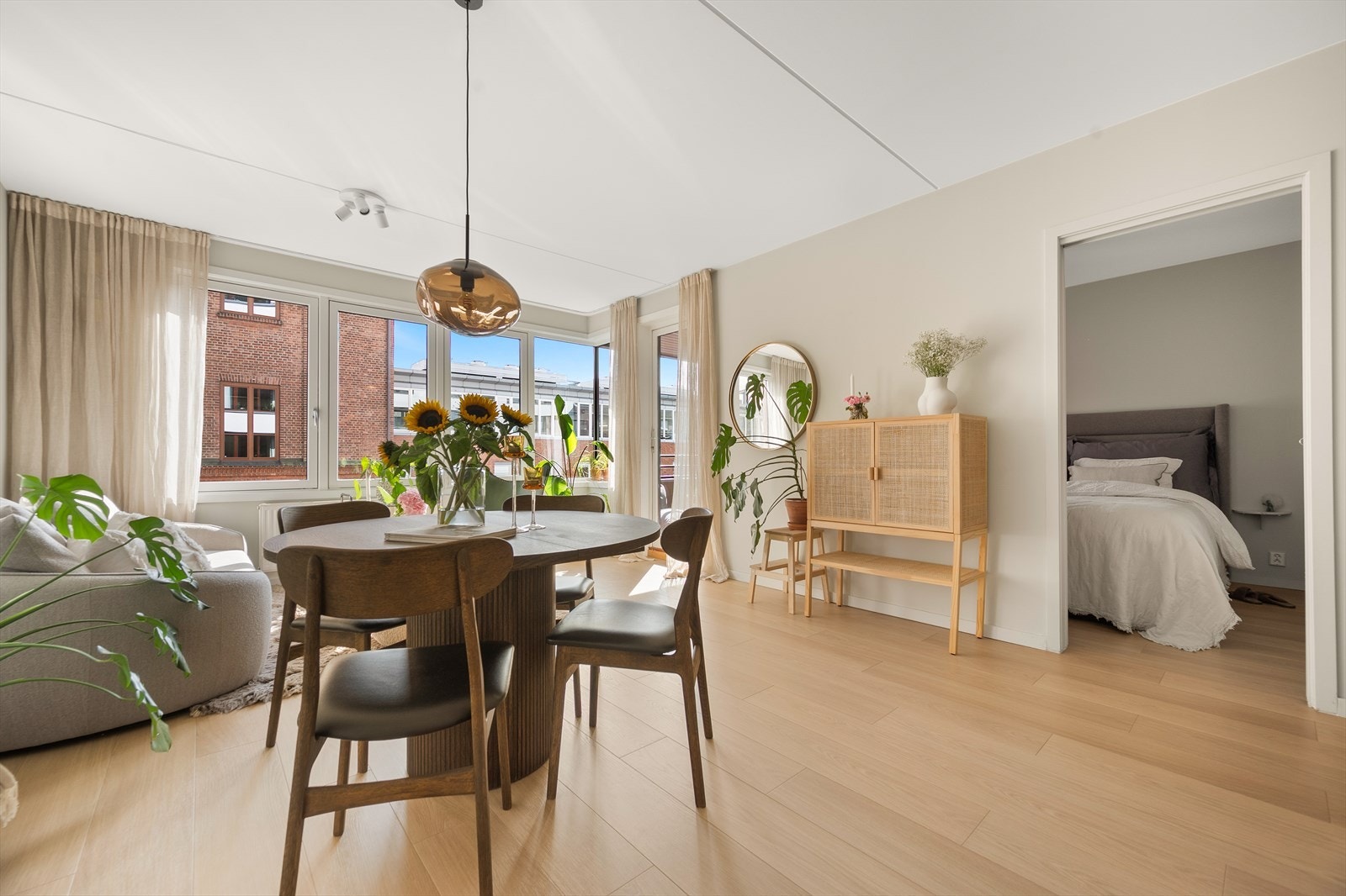Det er praktisk, plassbesparende skyvedører inn til soverommet. Galleribilde