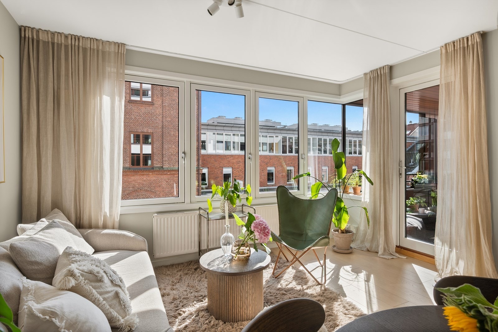 Her får du godt med naturlig lysinnslipp fra store vindusflater. Galleribilde
