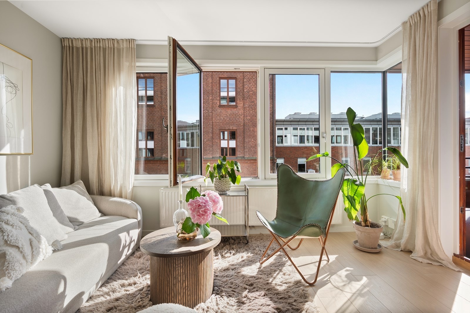 Det er god plass til en større sofagruppe og annet møblement. Galleribilde