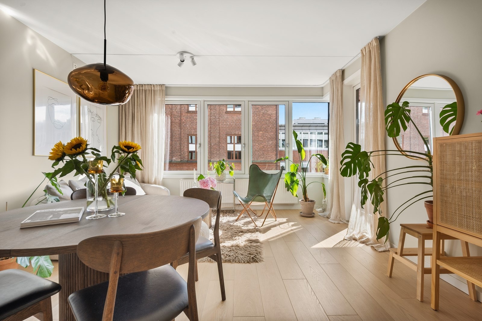Et fantastisk oppholdsrom som inviterer til hyggelige sammenkomster og avslapning. Galleribilde