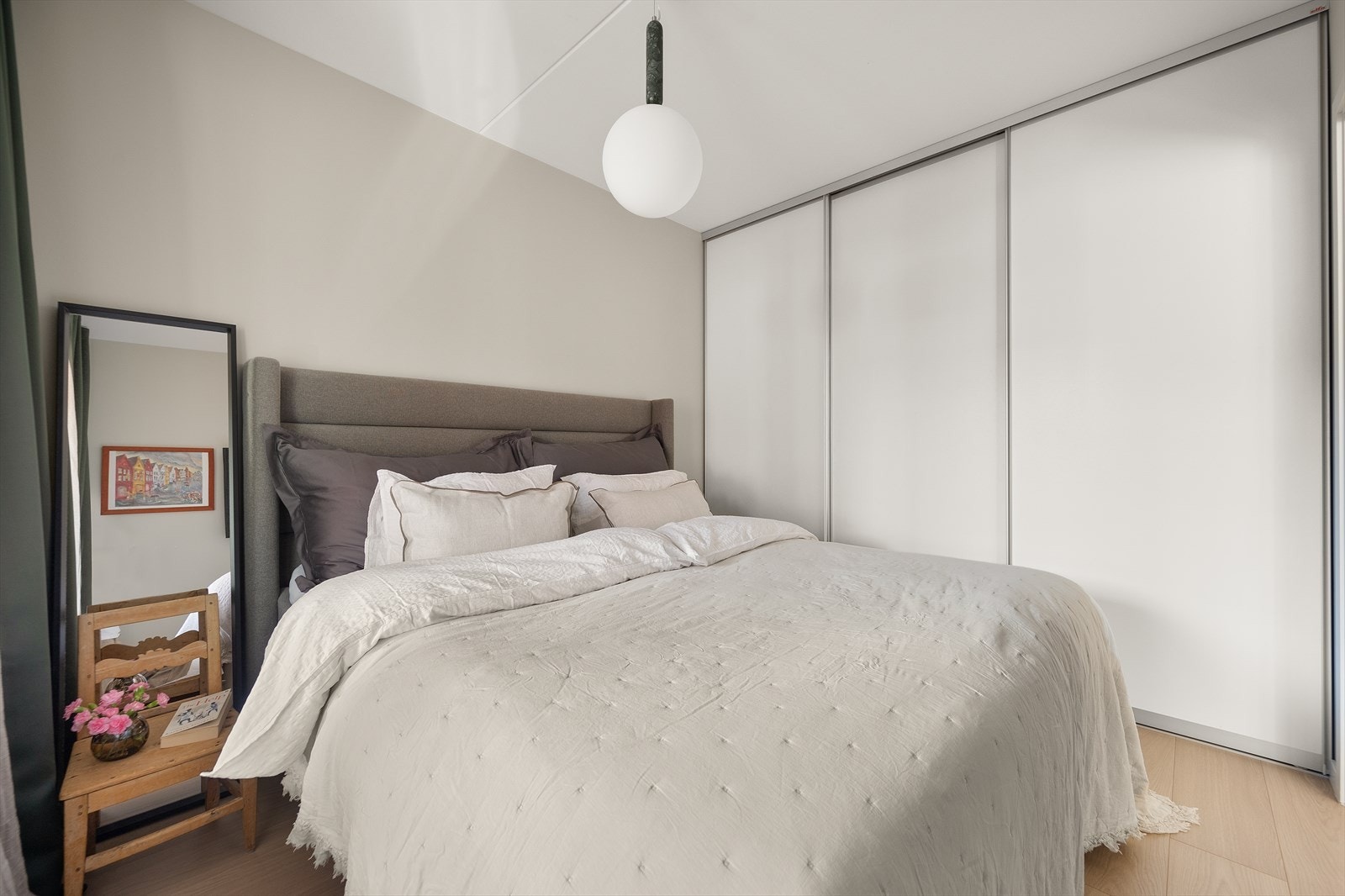 En stor skyvedørsgarderobe som gir rikelig oppbevaringsplass. Galleribilde