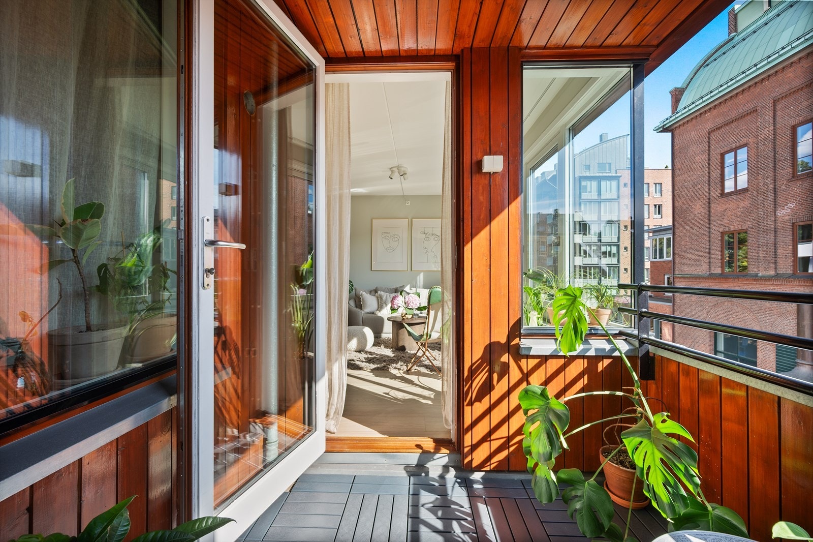 En hyggelig sone hvor du kan nyte morgenkaffen eller slappe av på ettermiddagen. Den sydvendte beliggenheten gir gode solforhold med sol fra ca. kl. 08:30-16:30 på sommerstid. Galleribilde