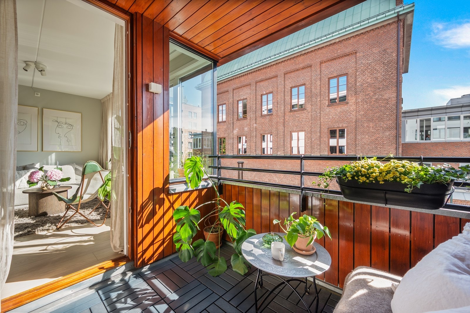 Fra stuen er det utgang til balkongen på ca. 5 kvm med god plass til utemøbler og beplantning. Galleribilde