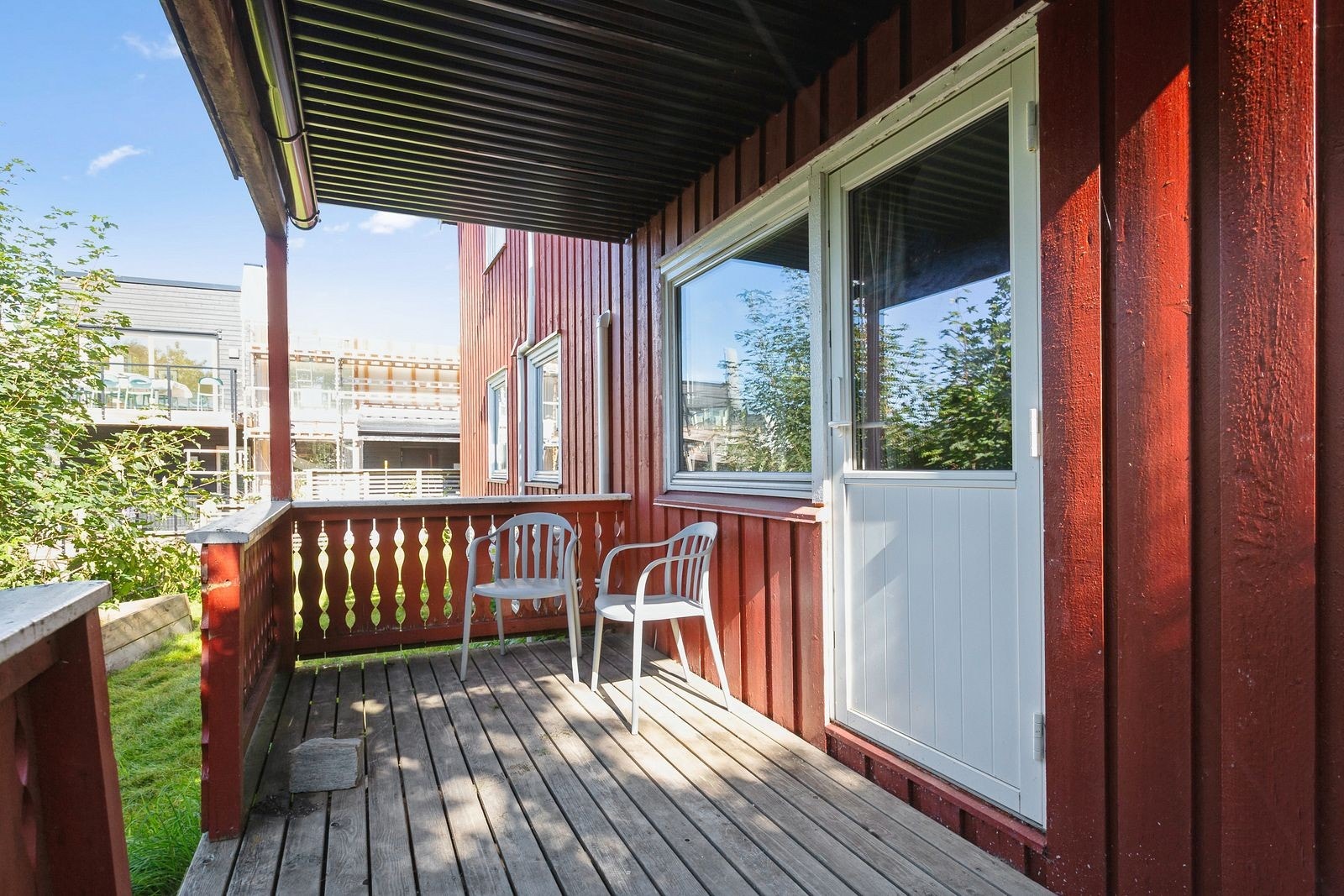 Fra stuen er det utgang til markterrasse og hage Galleribilde