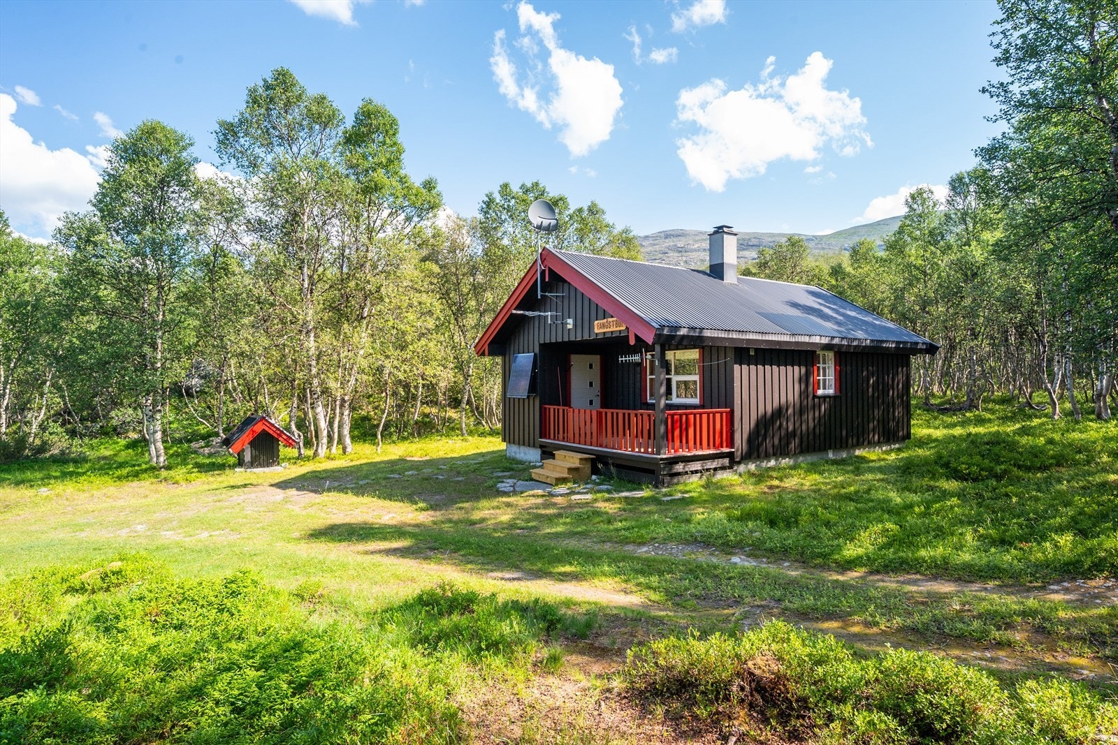 Området består for det meste av fjell og bjørkeskog, med noen få spredte hytter og naust med god avstand i mellom. Galleribilde