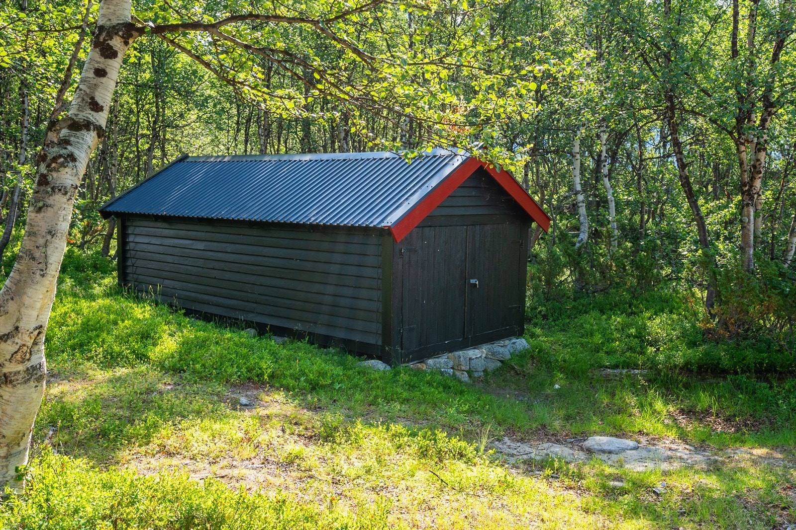 Det er et eget naust på eiendommen. Galleribilde
