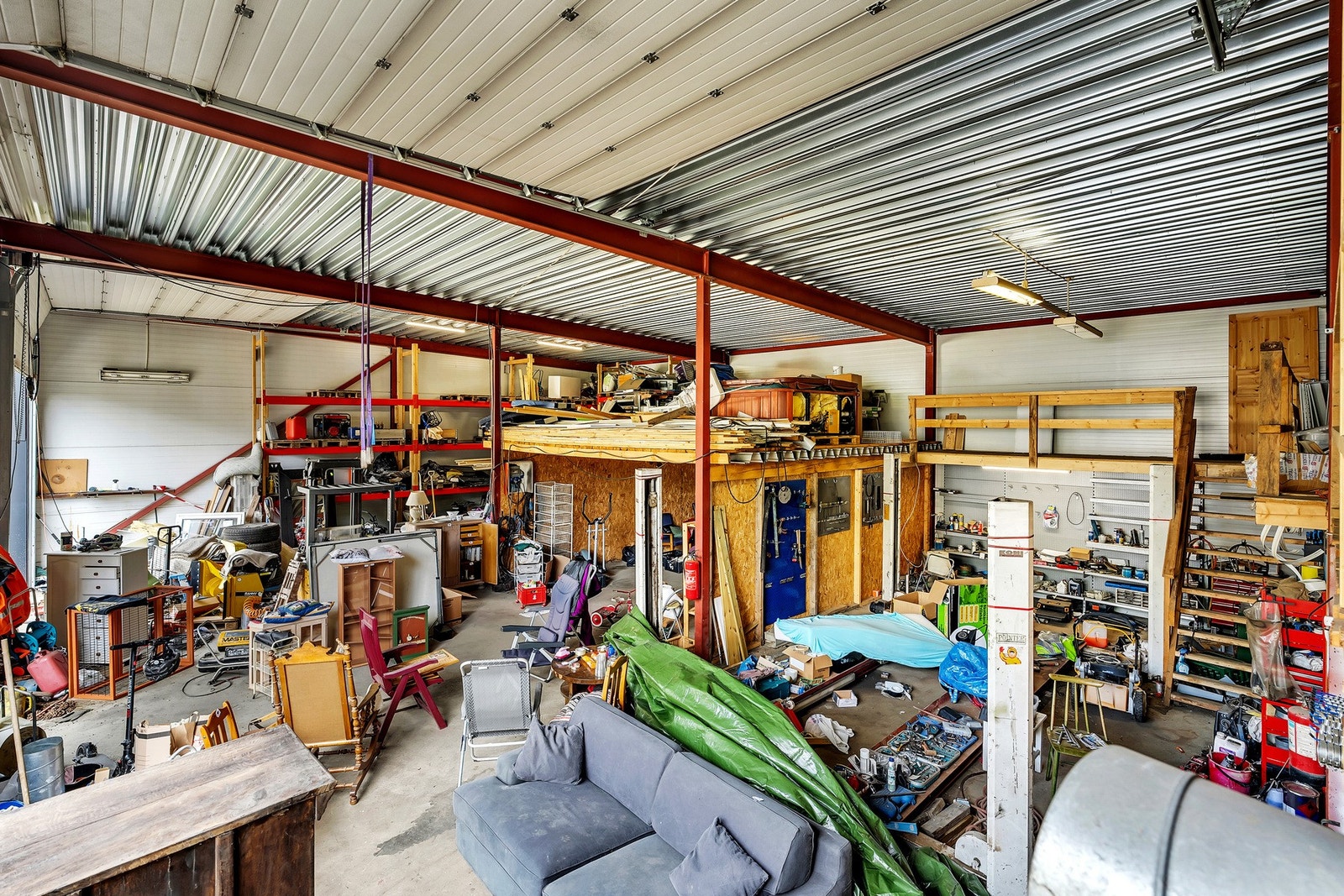 Det er innmontert 2 store elektrisk styrte heveporter på 4*5 m og en 7,5 tonns løftebukk. Galleribilde