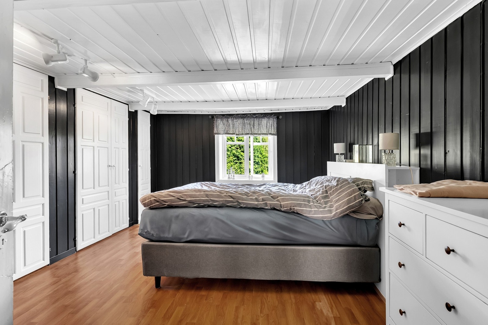 Hovedsoverommet i andre etasje - romslig soverom med walk-in klesskap. Galleribilde