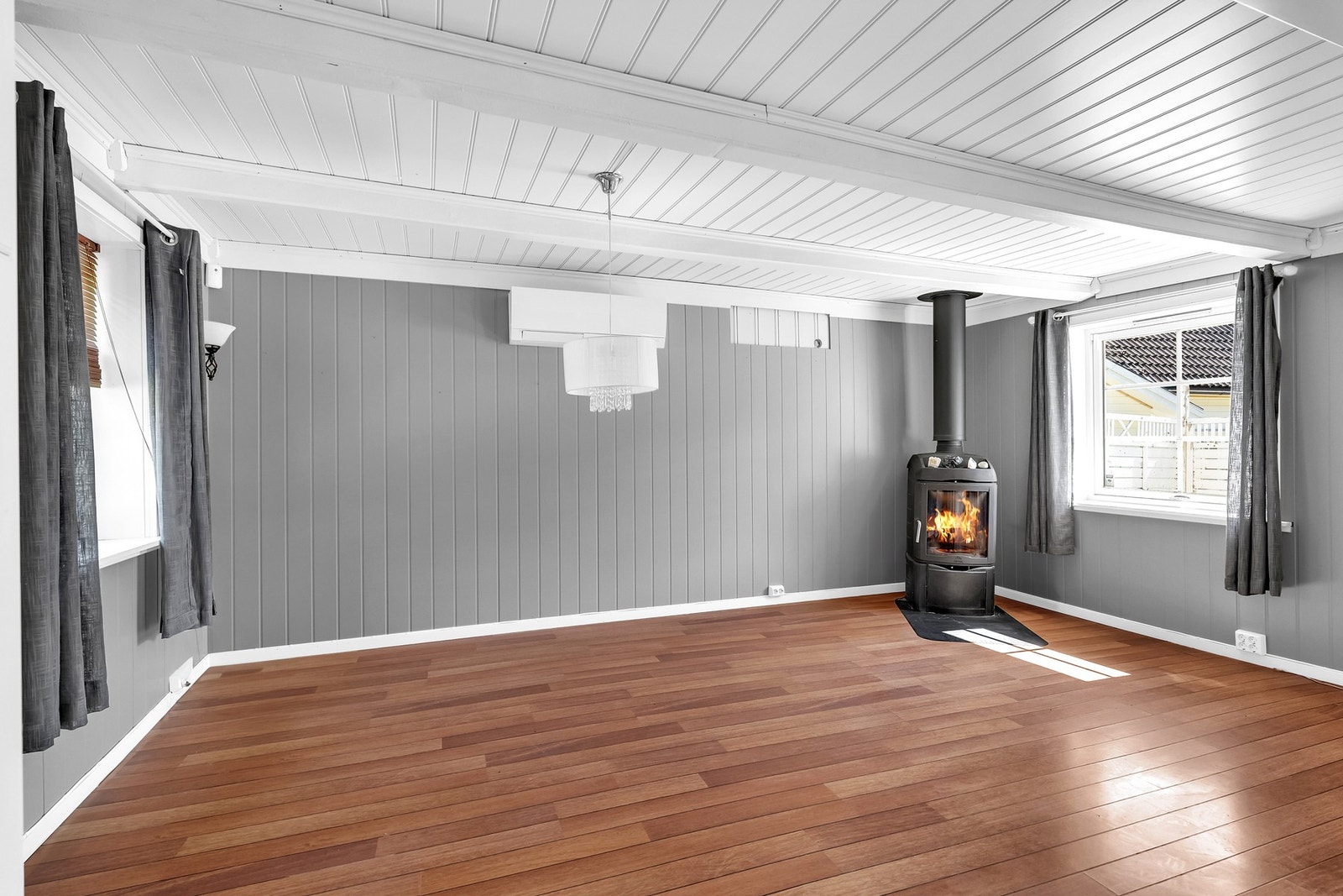 I stua har du varmepumpe og en vedfyrt peis! Galleribilde