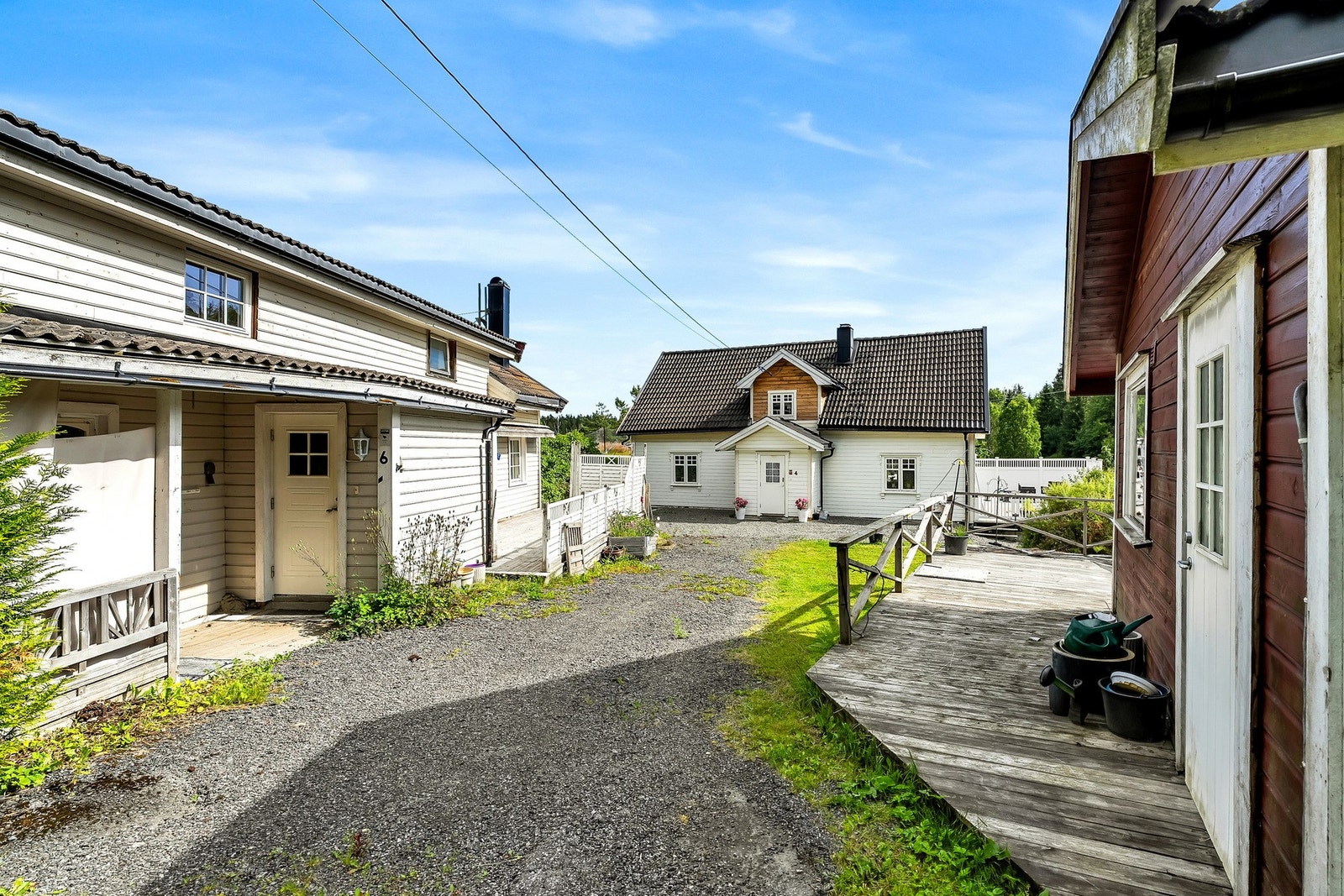 Her får du et tradisjonsrikt gårdsbruk med våningshus, kårbolig, låve, fjøs og verksted Galleribilde