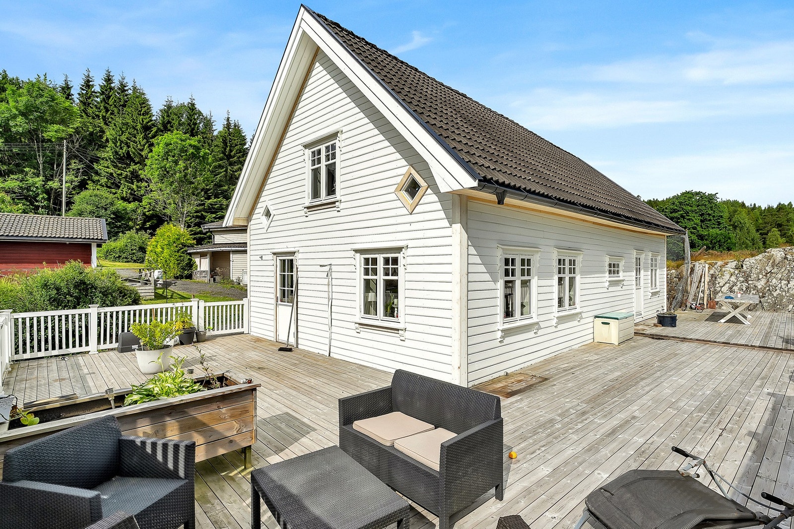 Du har direkte utgang til terrassen fra både kjøkkenet og stua! Galleribilde