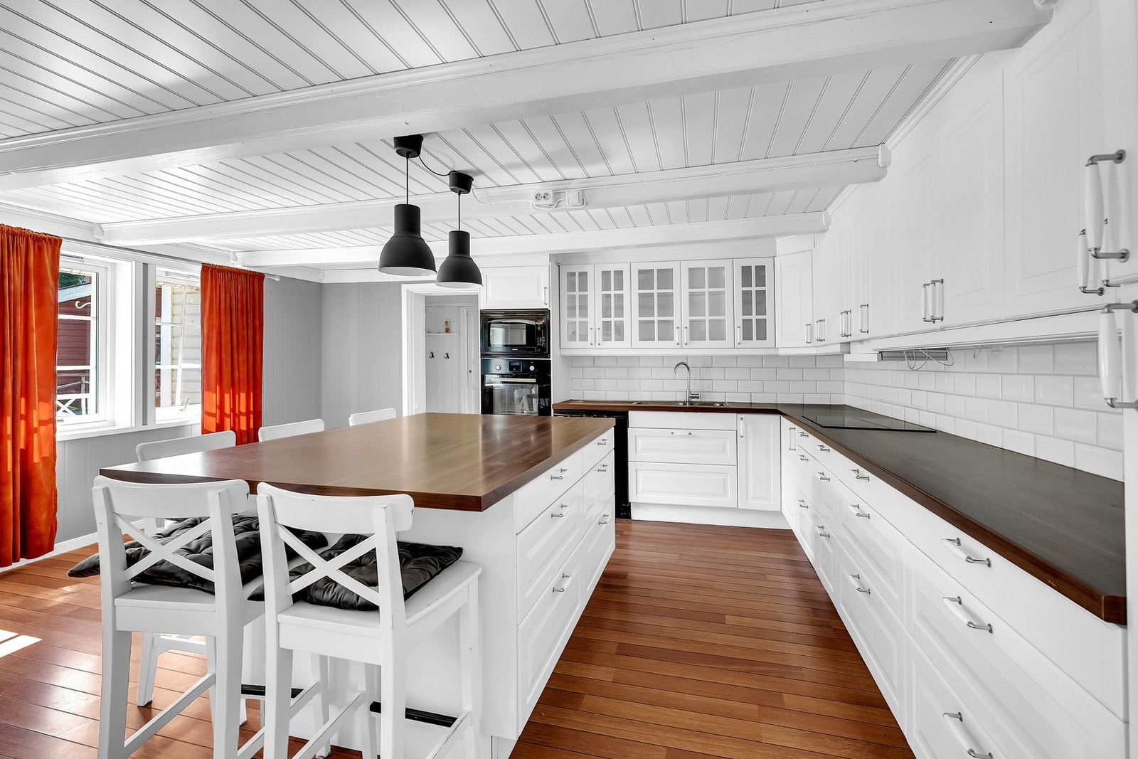 Kjøkkenet ble oppgradert i 2010 og har folierte skrog med profilerte fronter, stedvis med glassfelt. Galleribilde