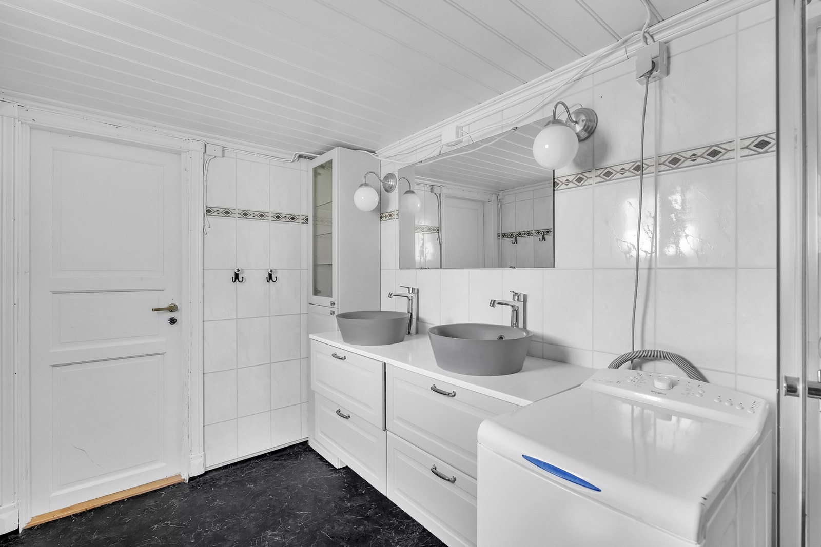 Rommets størrelse gir plass til både dobbel vask med baderomsinnredning, toalett, dusjkabinett og opplegg for vaskemaskin. Galleribilde