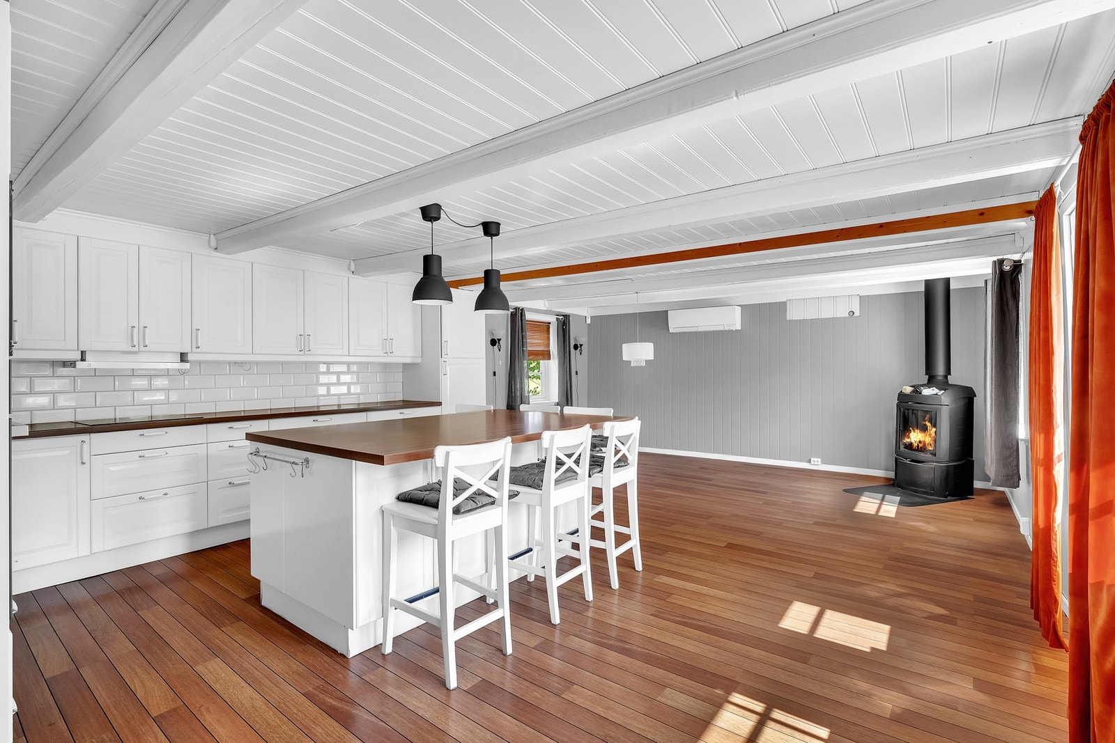 Videre inn i boligen har du åpen stue- og kjøkkenløsning. Galleribilde