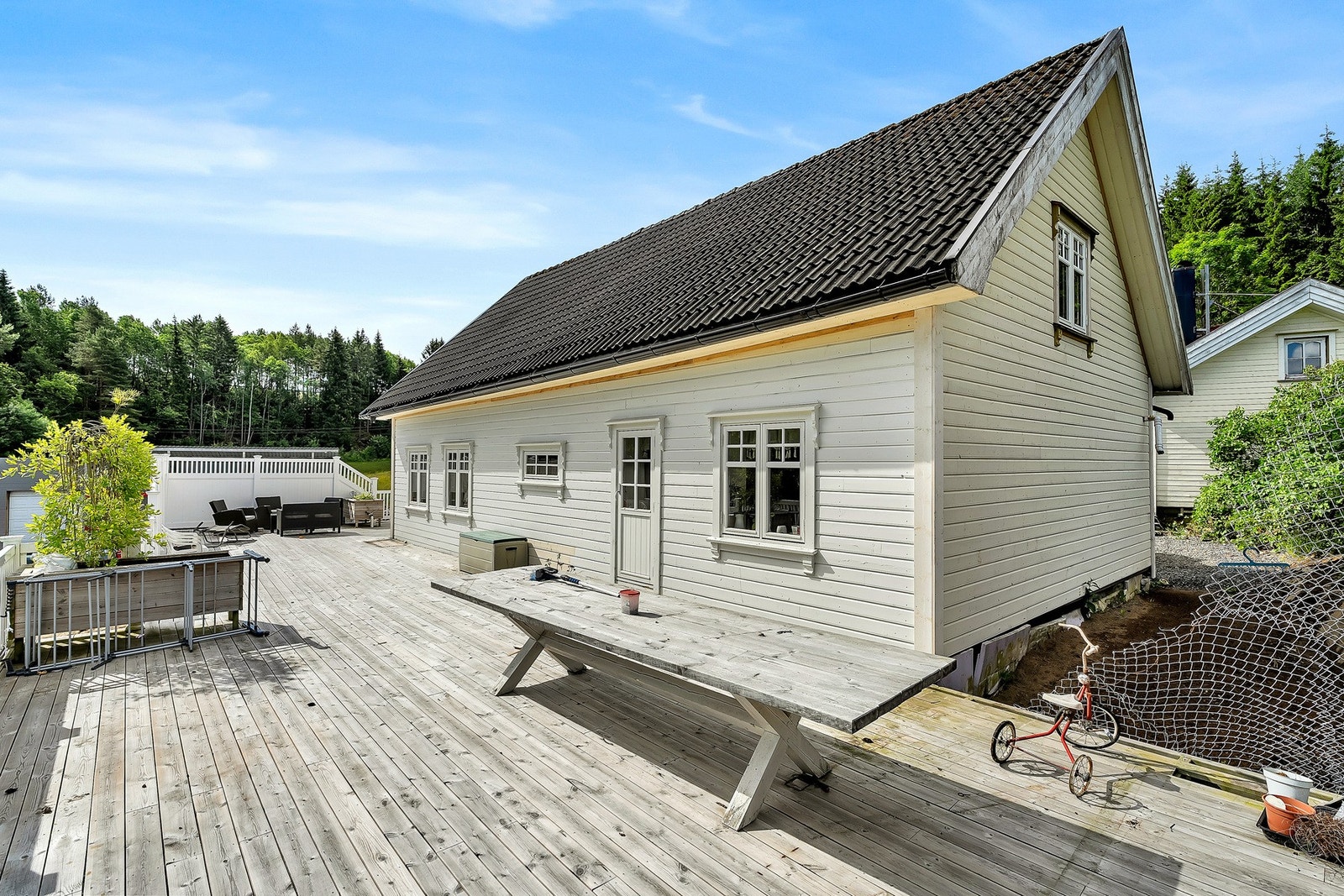 Våningshuset har en stor og solfylt terrasse. Galleribilde