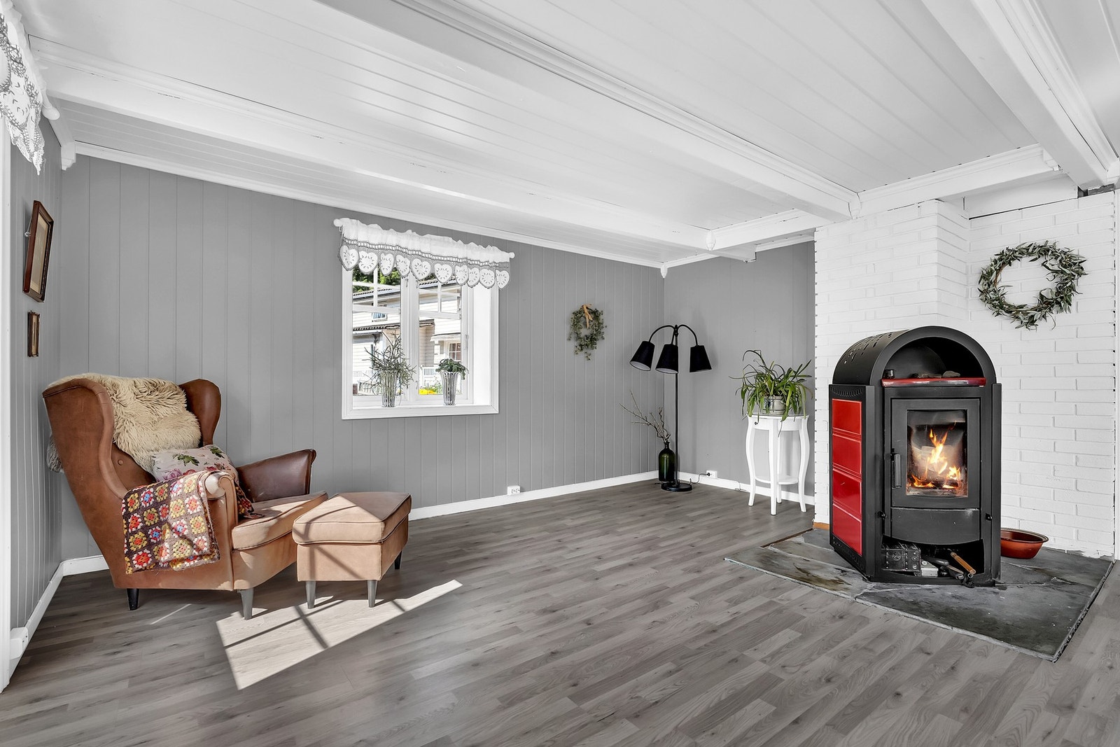 Rommet har plass til både sofagruppe og spisebord, noe som gjør det til et praktisk samlingspunkt. Galleribilde