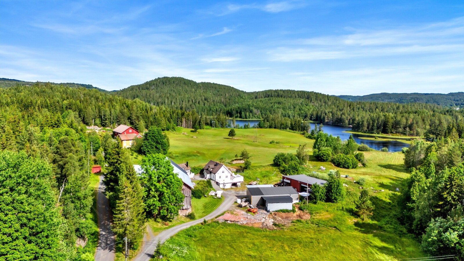 Eiendommen ligger vakkert til i naturskjønne omgivelser med gode solforhold. Galleribilde