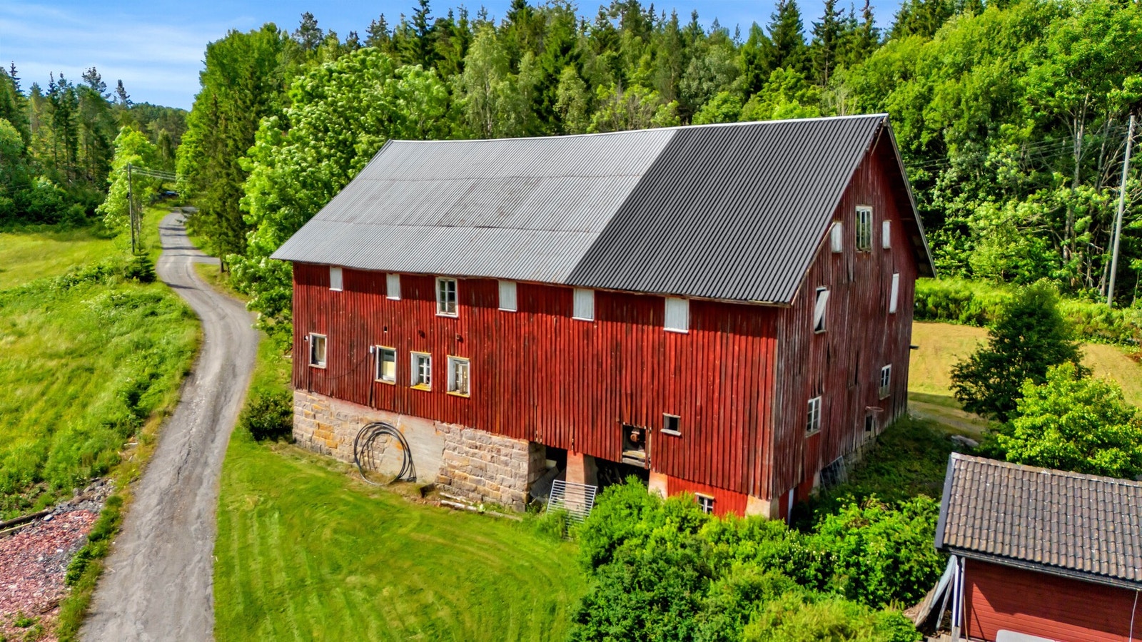 Låven er fra 1925 og er en tradisjonell kjørebrulåve Galleribilde
