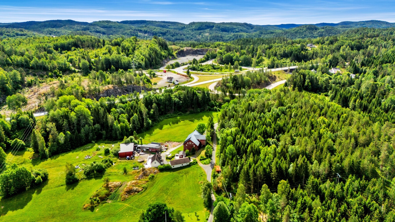 Fra eiendommen er det kun 7-8 minutters kjøring til både matbutikk, barneskole og barnehage. Galleribilde