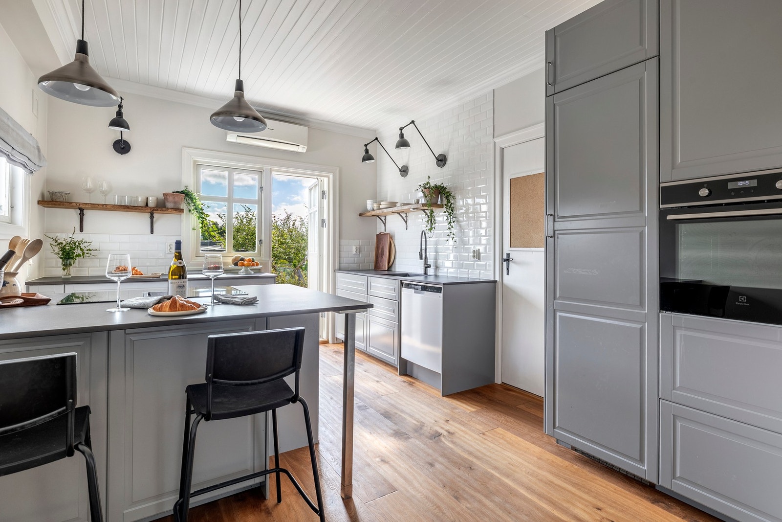 Boligen byr på et pent og tidløst kjøkken fra 2021. Galleribilde