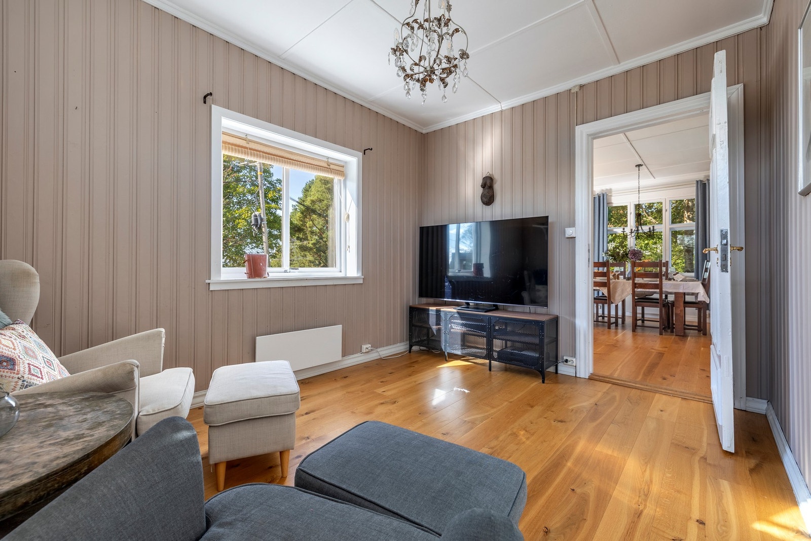 Videre fra spisestuen kommer du videre inn til stuen. Med god plass til sofalounge og TV-anlegg, er stuen ideelt for koselige filmkvelder, lesestunder eller spill med familie og venner. Galleribilde