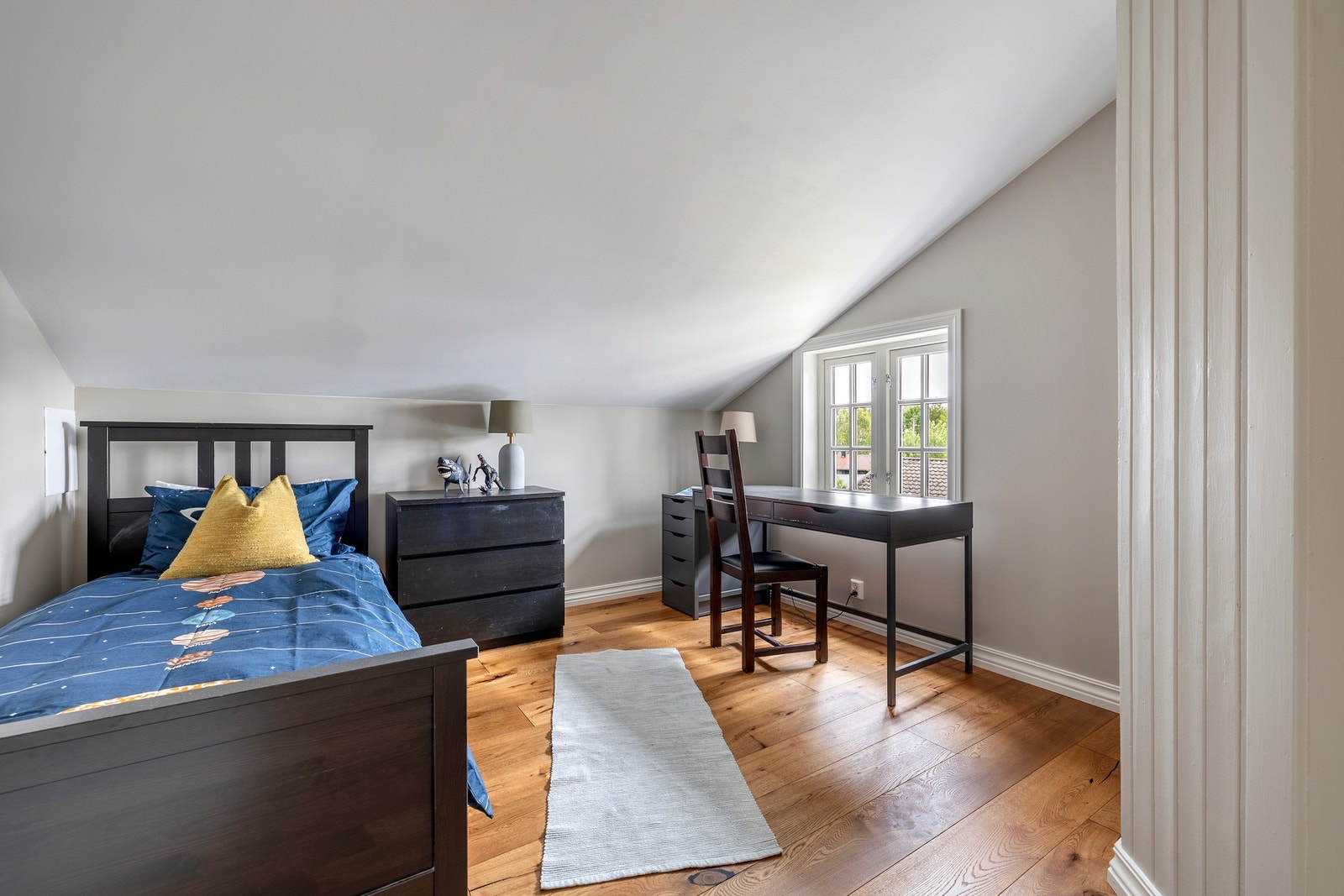 Det er ellers god plass til diverse garderobeløsninger. Galleribilde