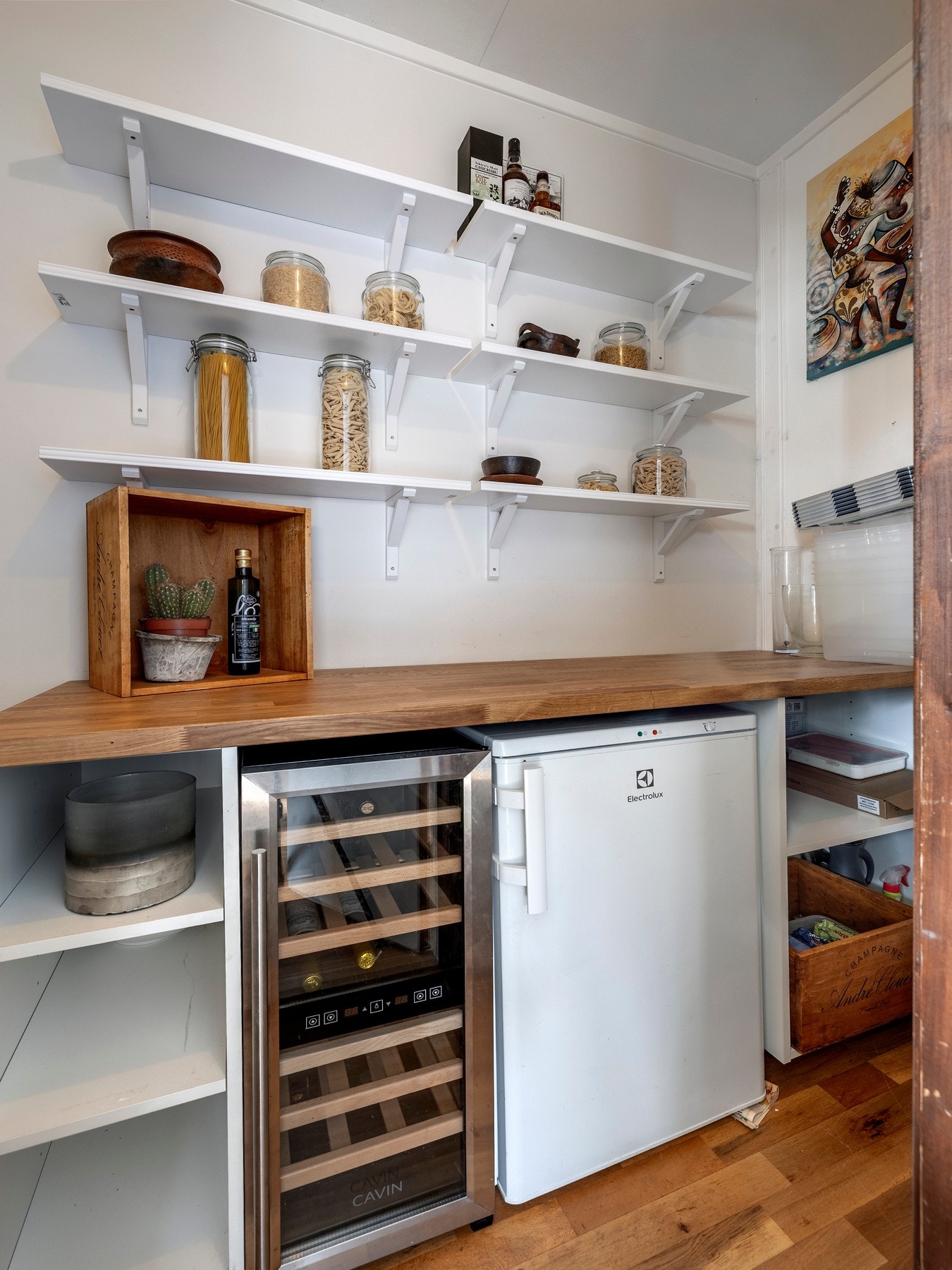 Fra kjøkkenet er det adkomst til et spiskammers som er ypperlig for ekstra oppbevaringsplass. Galleribilde