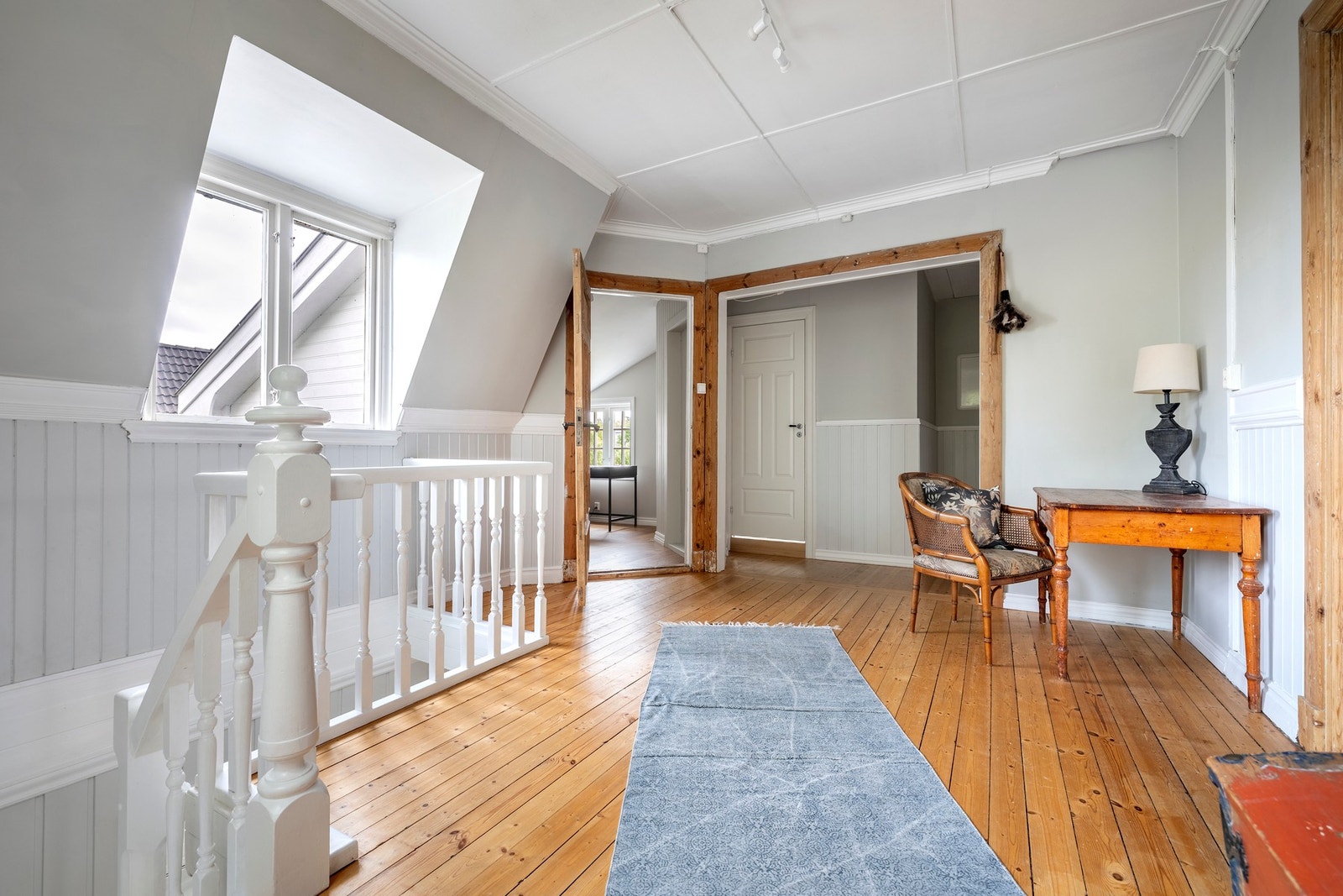 Opp i andre etasje er boligens tre romslige soverom og et bad. Galleribilde