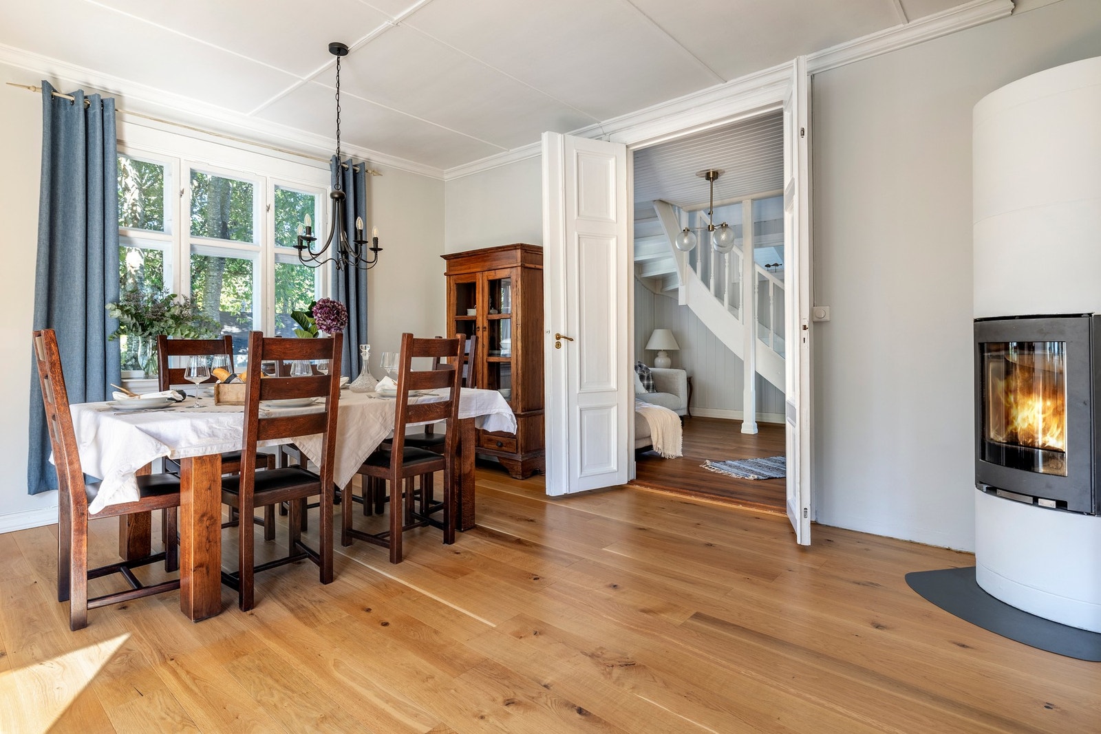 Fra hallen åpner en to-fløyet dør inn til spisestuen. Galleribilde