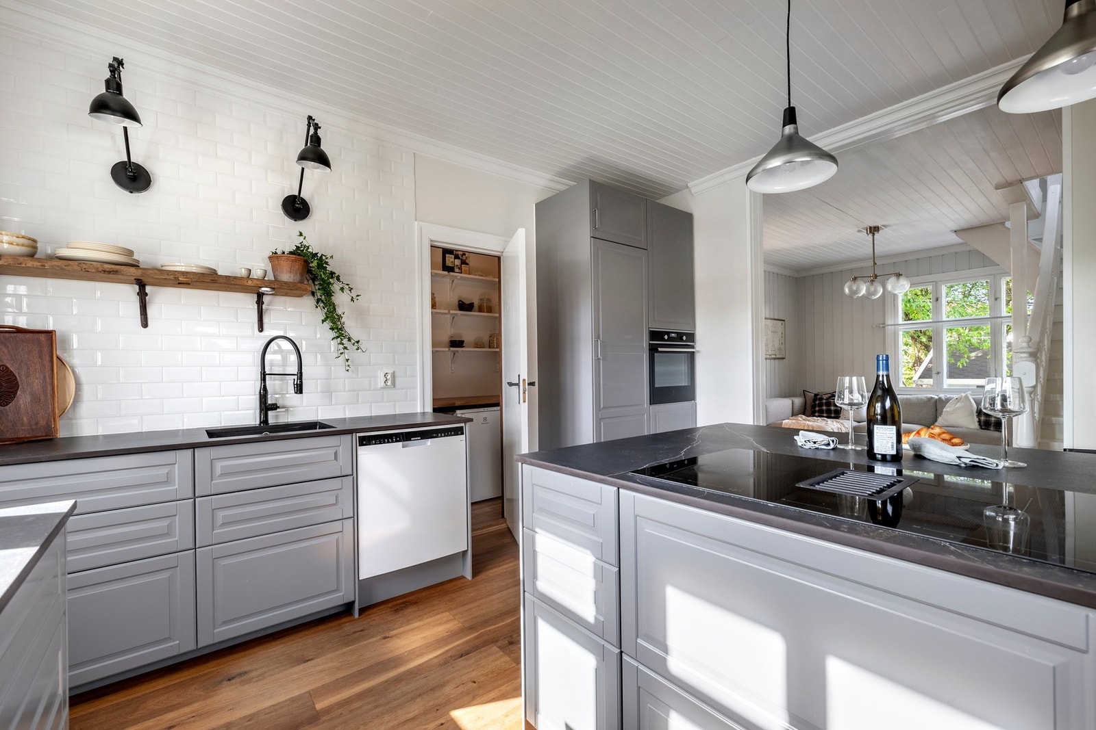 Kjøkkenet er utstyrt med integrerte hvitevarer som induksjonstopp, komfyr og kjøleskap, mens det er plass for oppvaskmaskin. Galleribilde