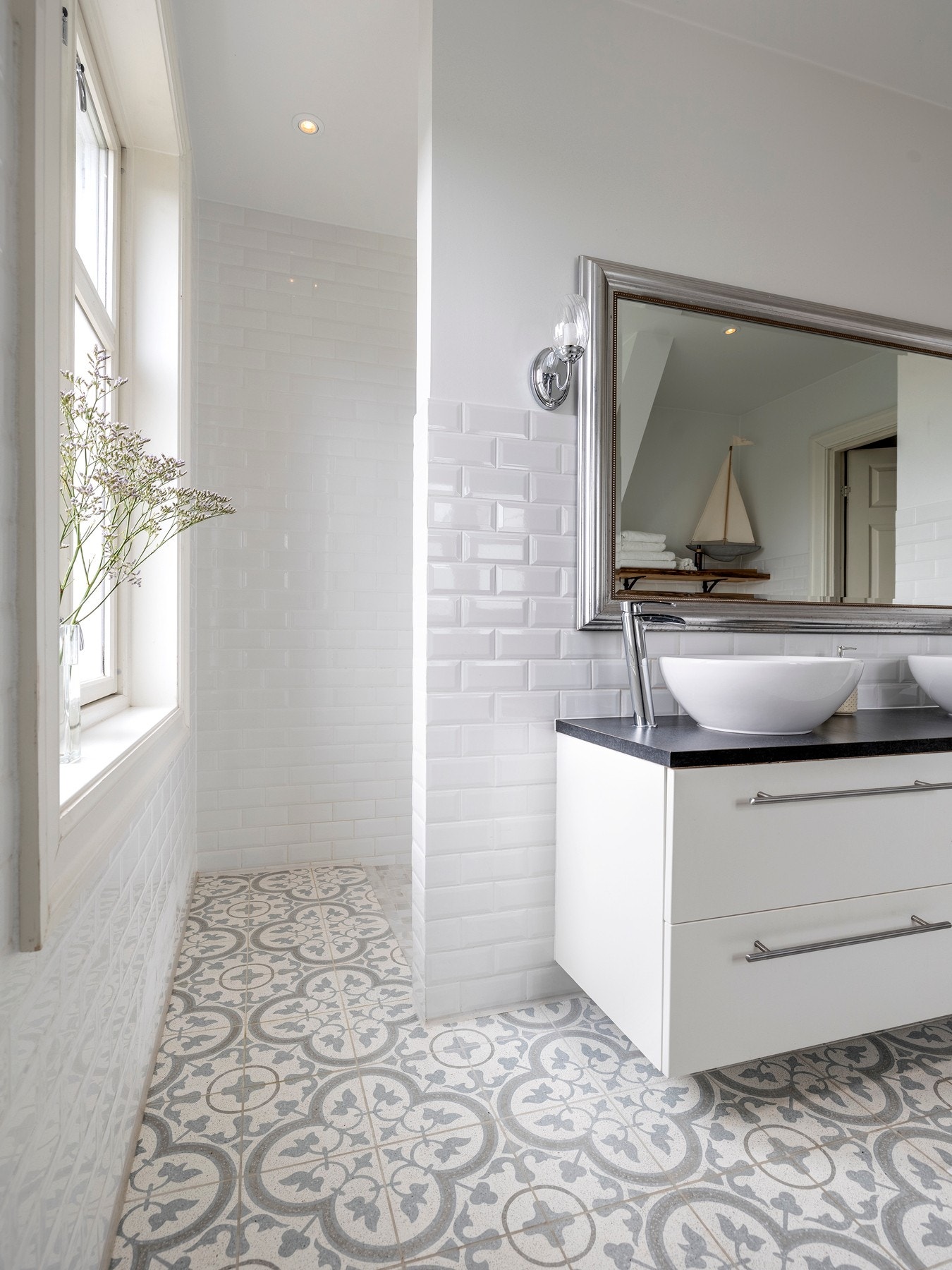 Rommet er innredet med servantinnredning og speil i dører på overskap på vegg over servant. Galleribilde