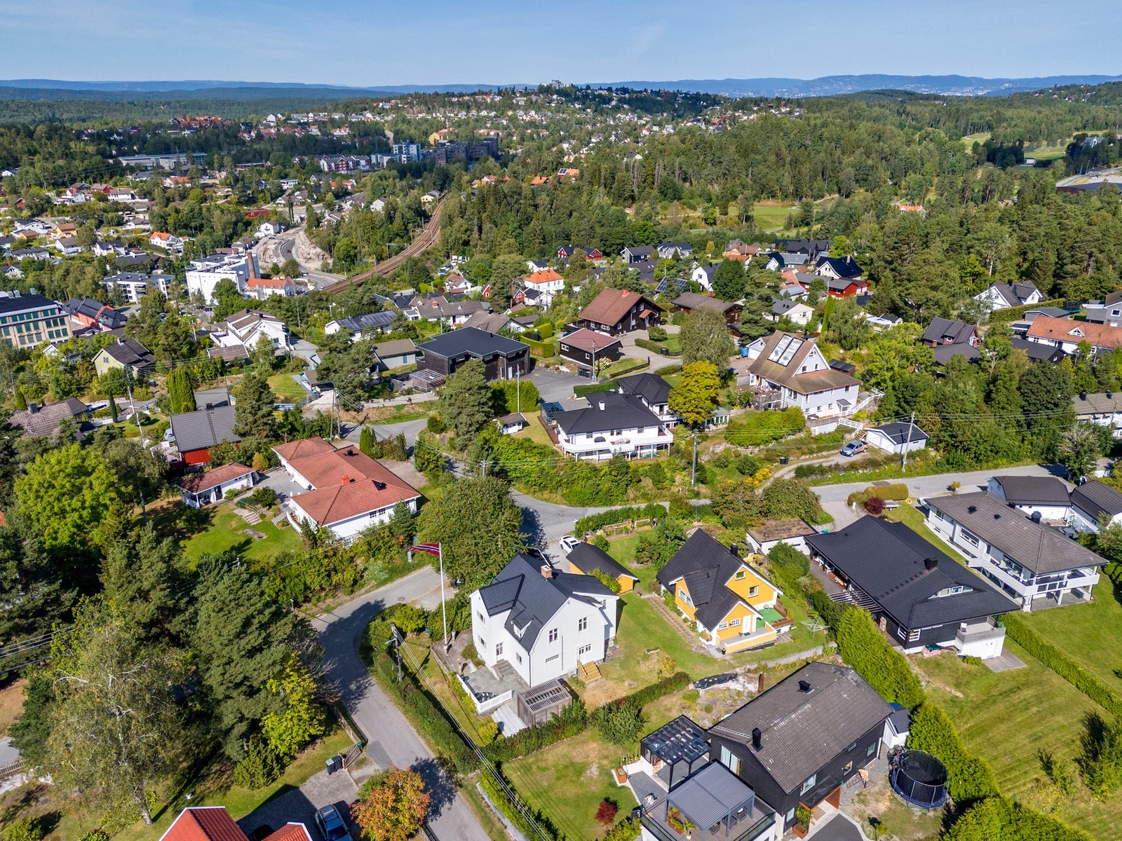 Boligen ligger rett ved marka, og ca. 1 km unna Østre Greverud idrettspark hvor det er aktiviteter for alle aldre. Galleribilde