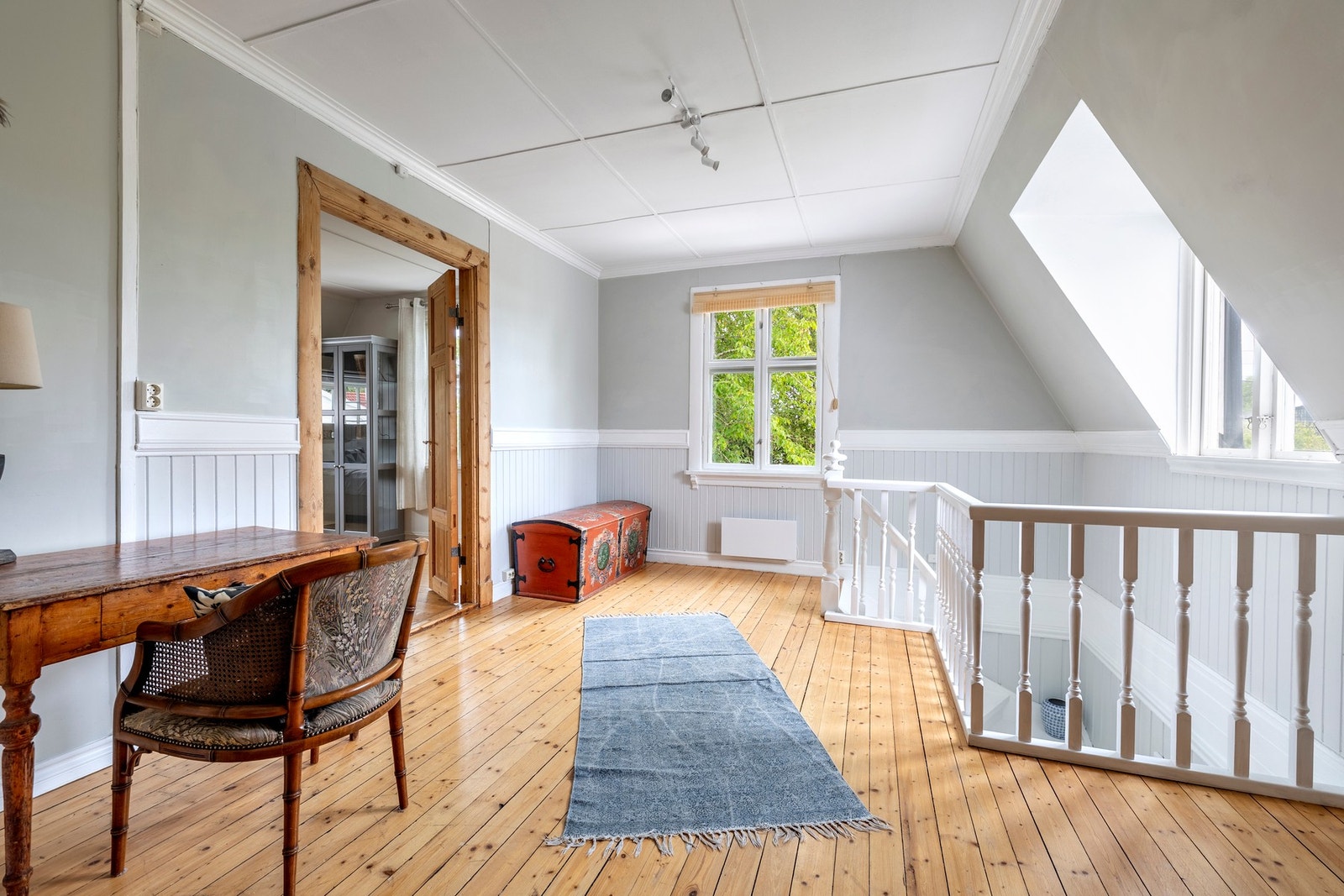 Det er god takhøyde i etasjen. Galleribilde