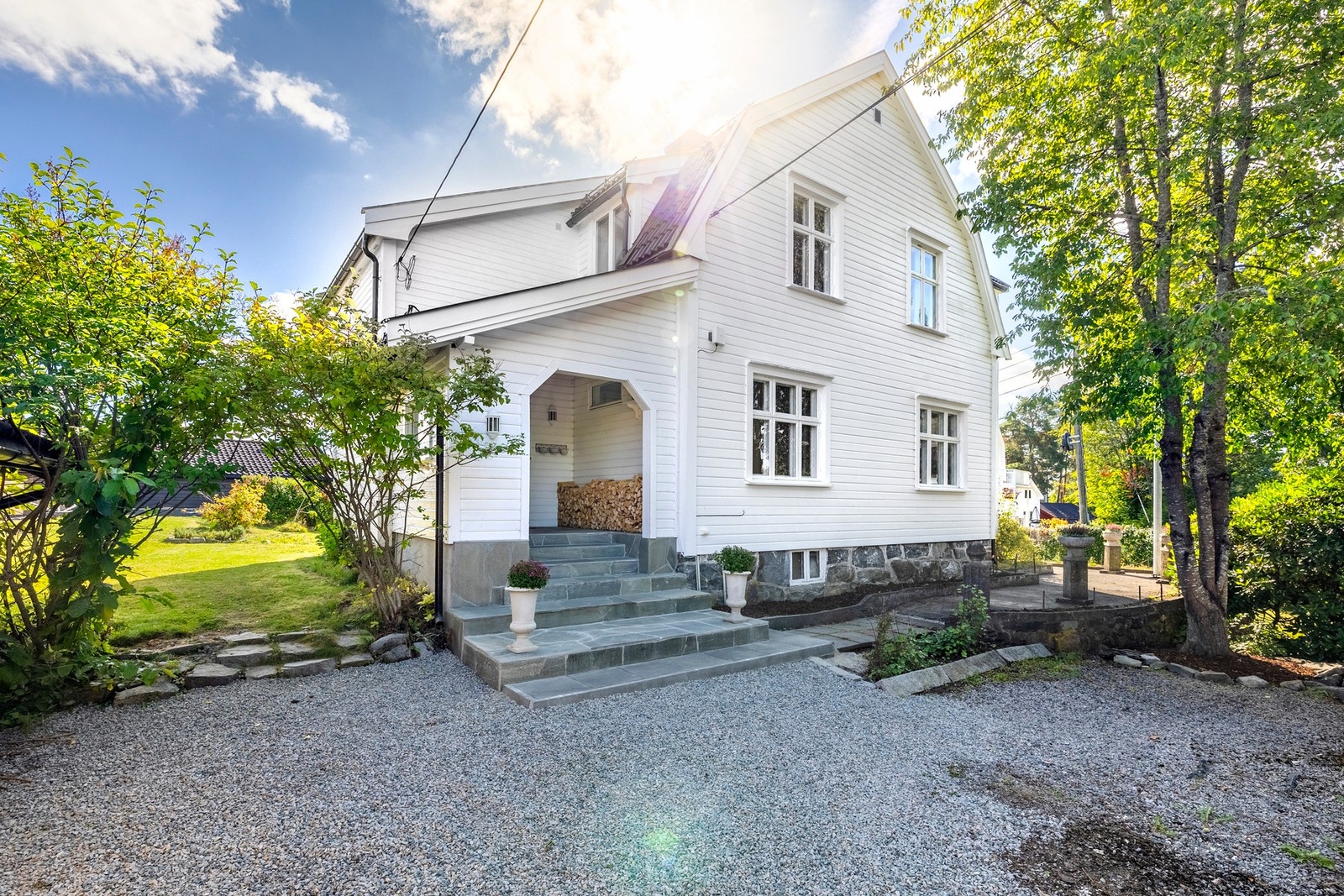 Koselig overbygget inngangsparti med en pen trapp med skiferstein. Galleribilde