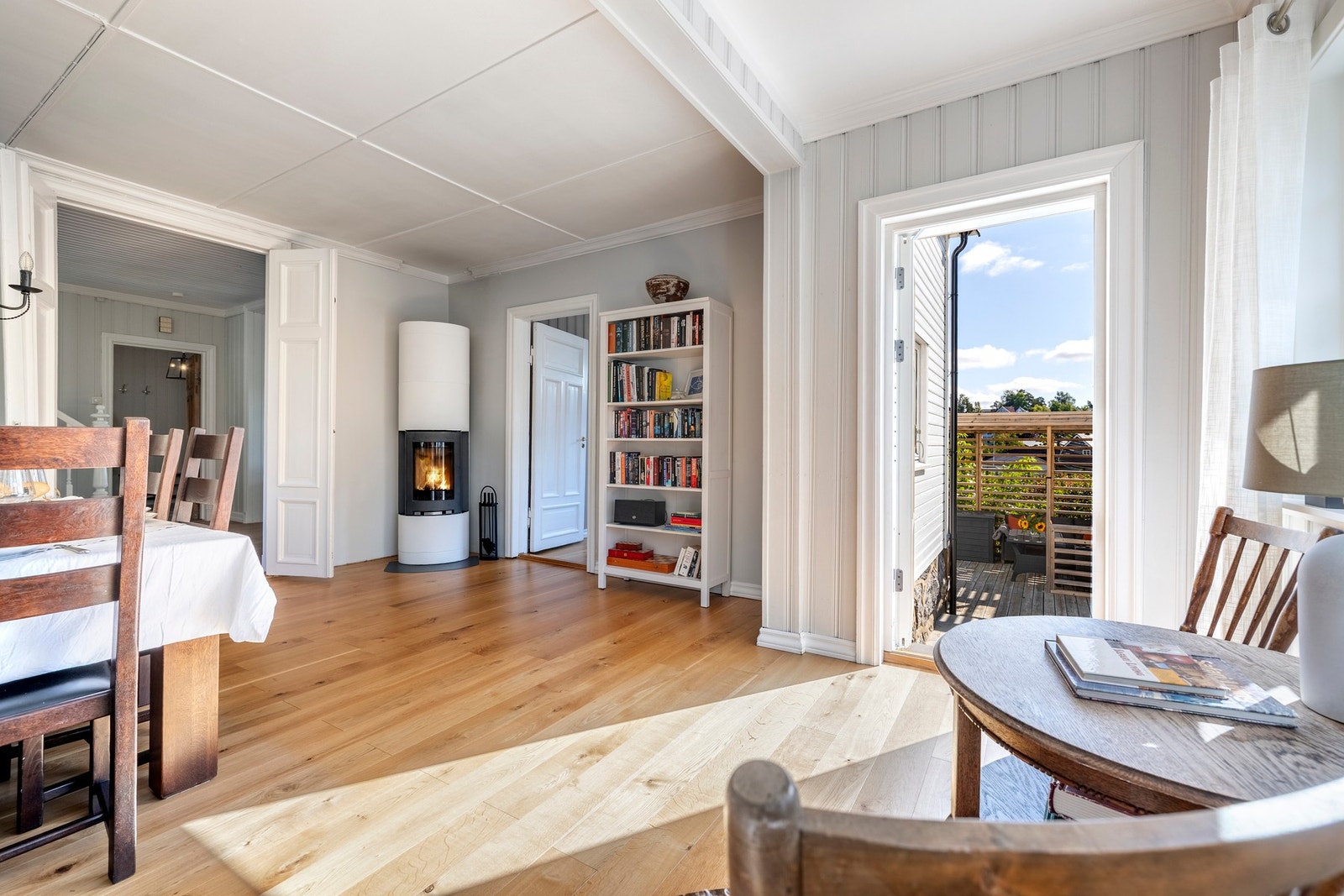 En stemningsfull vedpeis gjør spisestuen til et naturlig samlingspunkt året rundt. Galleribilde