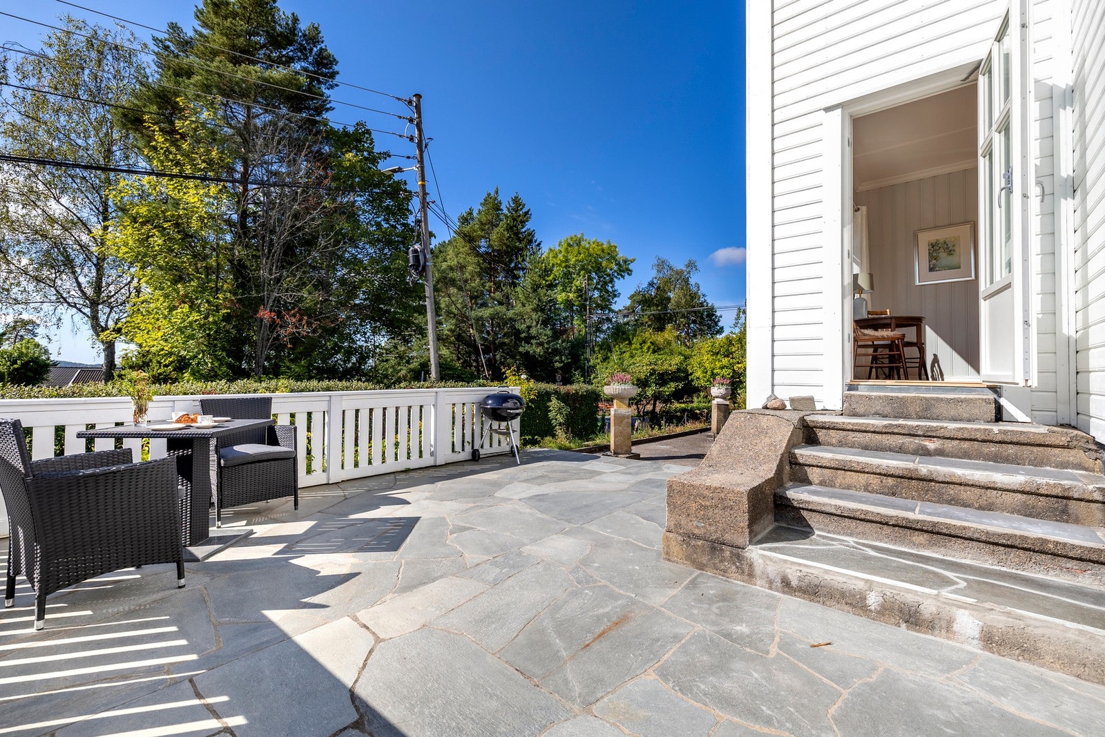 Uteplassen har en flott kombinasjon av praktiske og dekorative løsninger. Galleribilde