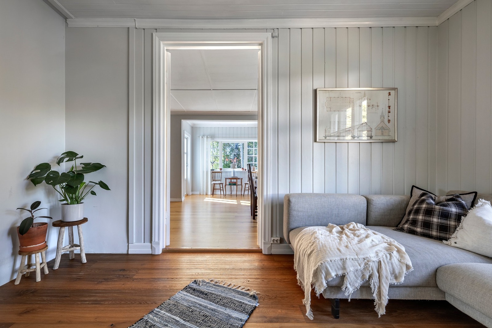 Hallen har en åpen og luftig atmosfære, og byr på gode muligheter for å innrede med ulike garderobeløsninger og øvrig møblement. Galleribilde