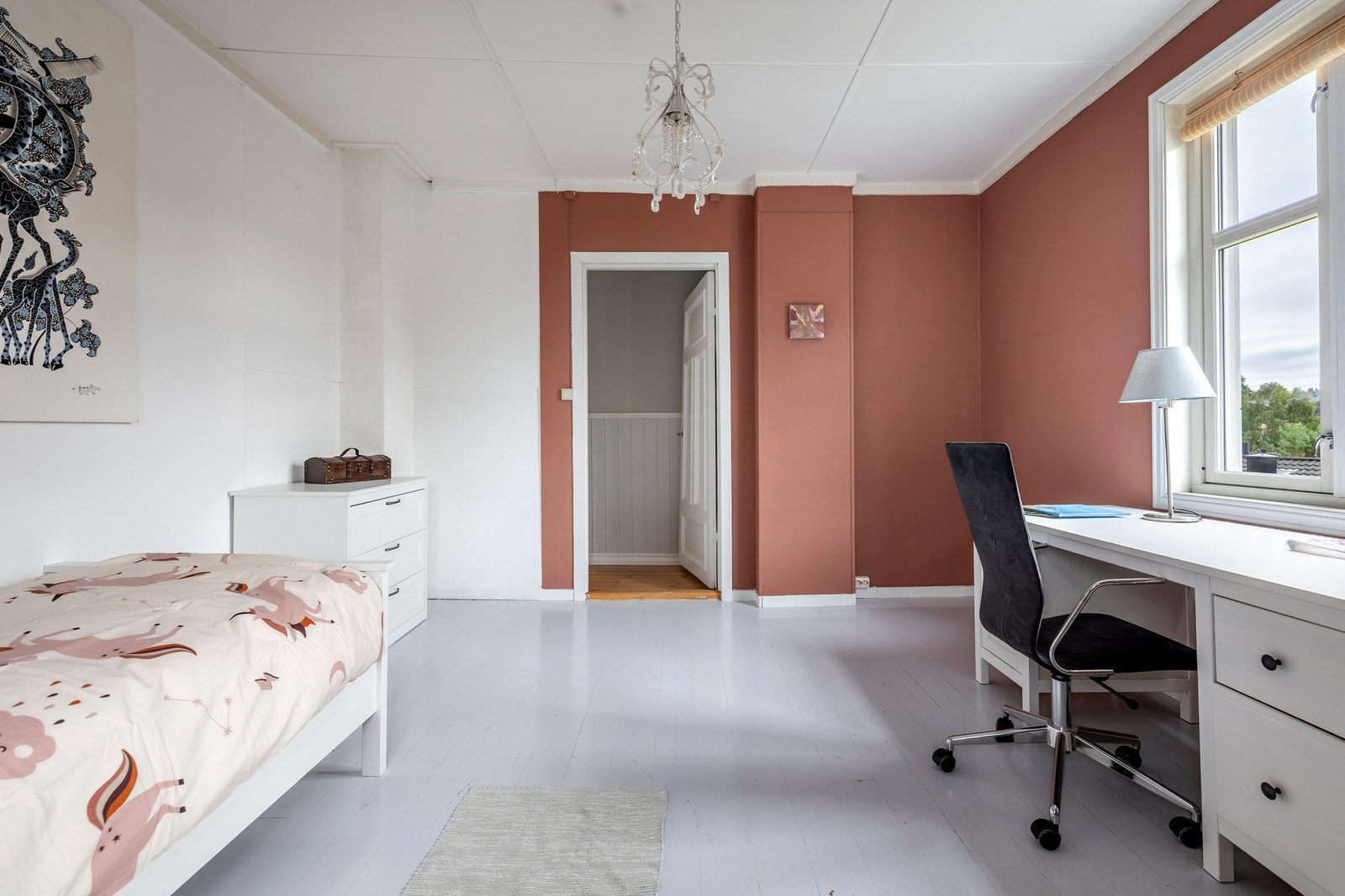 Rommene er romslige og har god plass til seng og nattbord. Galleribilde