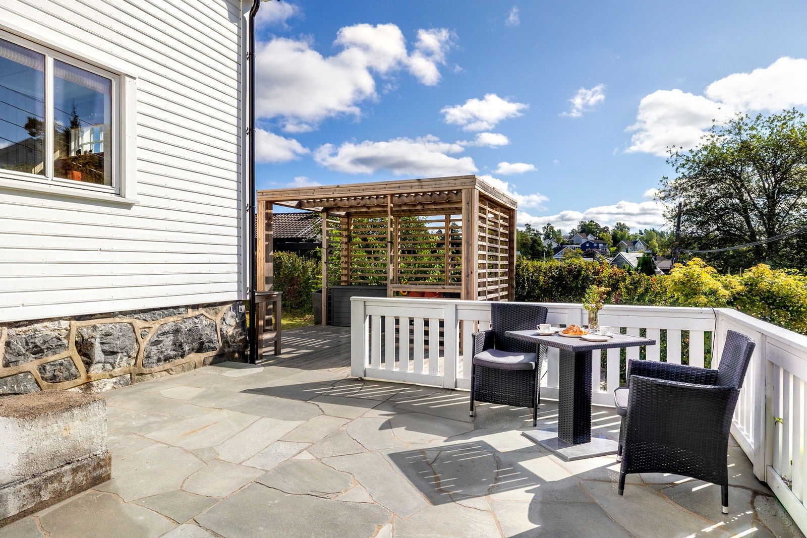 Her er det rikelig med plass til både spisegruppe, lounge og andre møbler, perfekt for hyggelige måltider og sosiale sammenkomster utendørs. Galleribilde