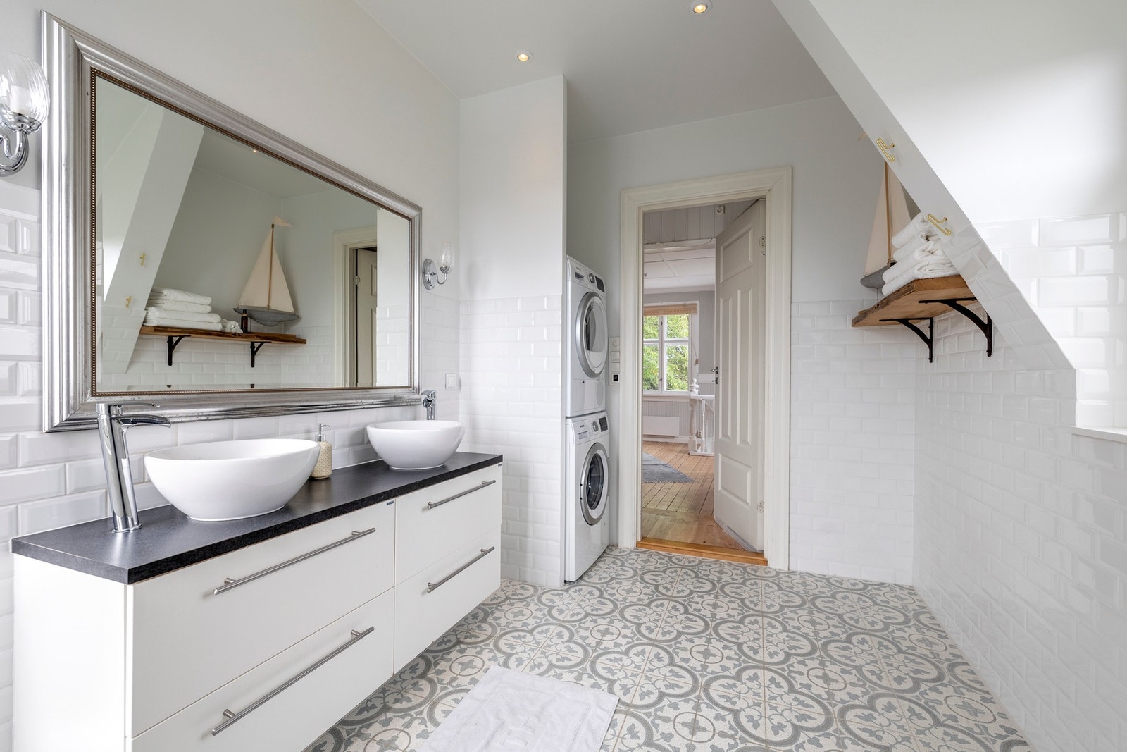 I boligens andre etasje ligger et lekkert bad som ble renovert i 2021. Galleribilde