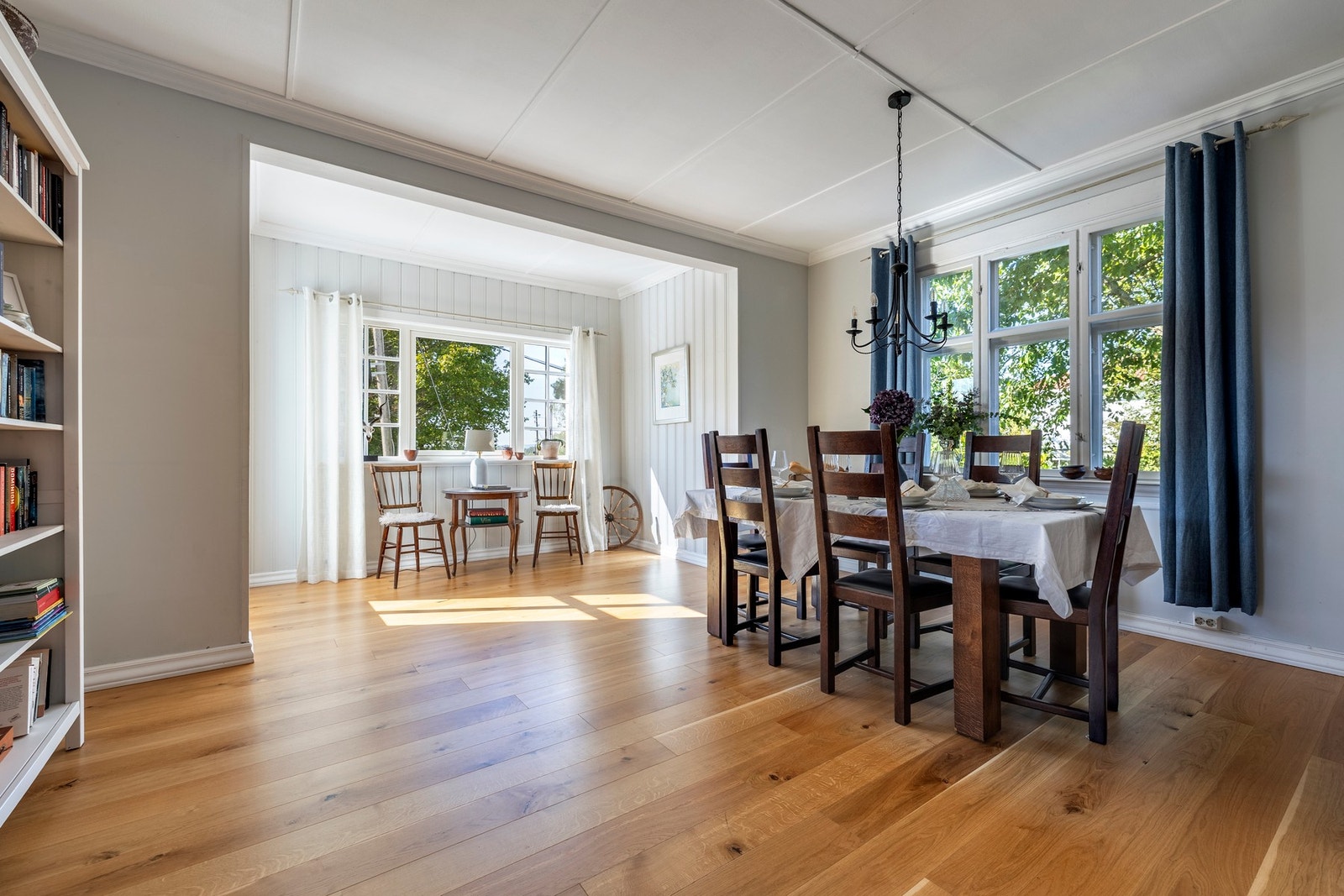 Spisestuen har en lys og luftig atmosfære med store vindusflater som slipper inn rikelig med naturlig dagslys. Galleribilde