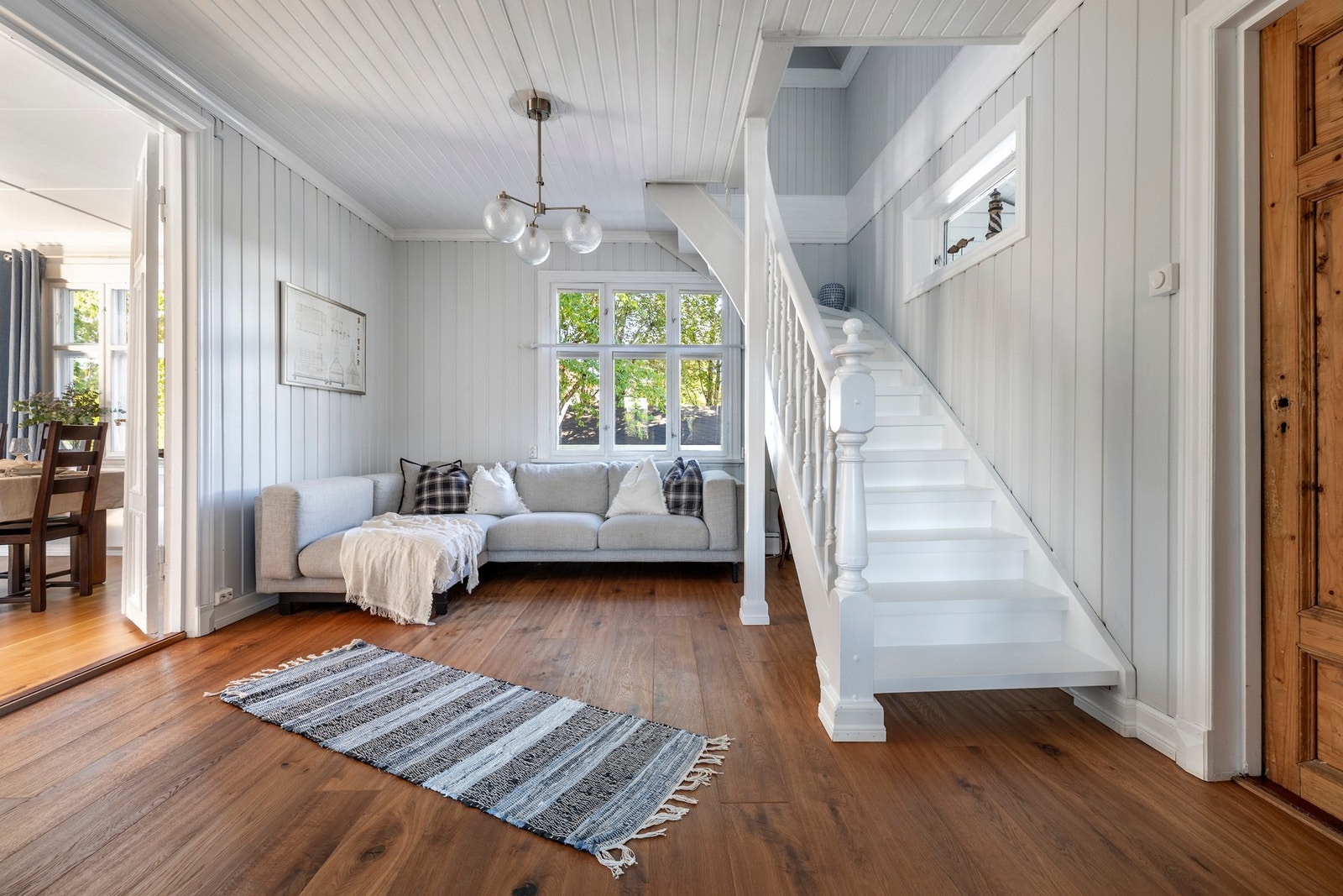 Fra entréen ledes du videre inn i en romslig hall som fungerer som et naturlig bindeledd mellom boligens øvrige rom. Galleribilde