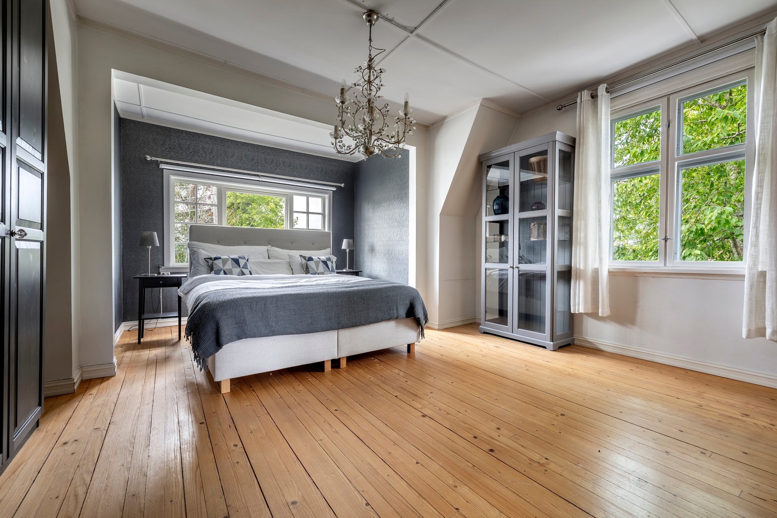 Rommet er malt i behagelige fargetoner og har store vindusflater som slipper inn rikelig med dagslys. Galleribilde