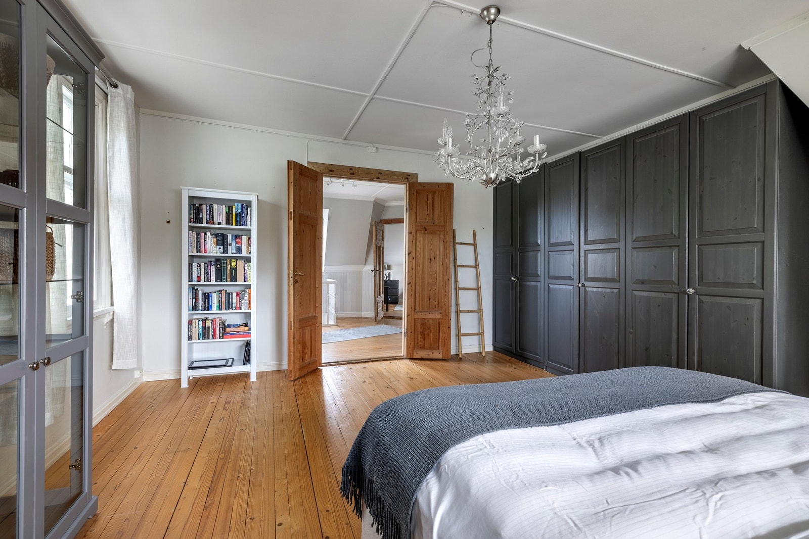 Rommet er innredet med garderobeskap langs med den ene veggen. Galleribilde