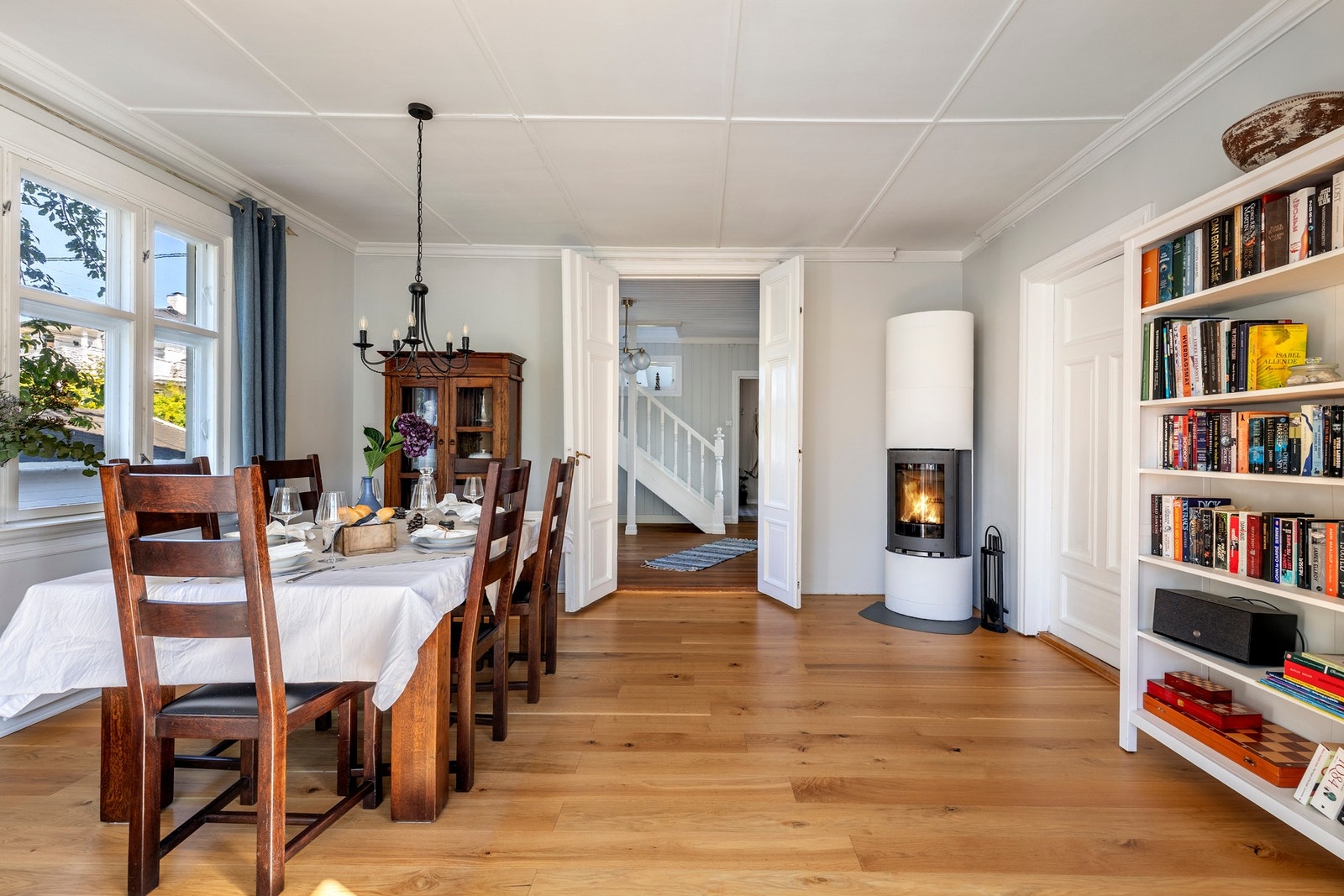 Her er det god plass til et stort spisebord, perfekt for både hverdagsmåltider og hyggelige sammenkomster. Galleribilde