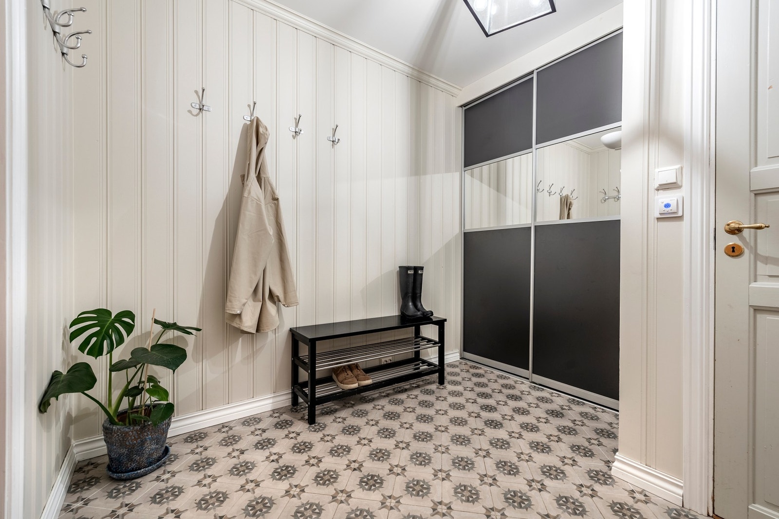 Entréen er innredet med en praktisk skyvedørsgarderobe, og det er ellers god plass til en sittebenk og et konsollbord. Galleribilde