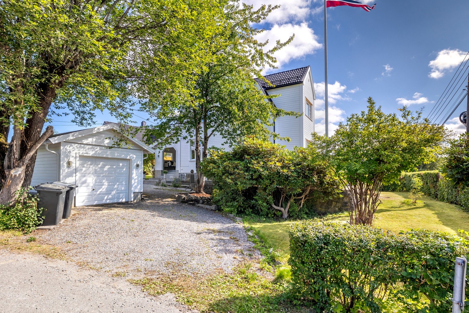 Det er parkering i garasje med elbillader og på gårdsplass med plass til flere biler. Galleribilde