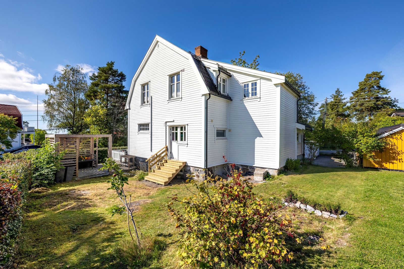 Fra kjøkkenet er det utgang til en koselig kjøkkenhage, ideell for den som ønsker å dyrke egne urter eller grønnsaker. Galleribilde