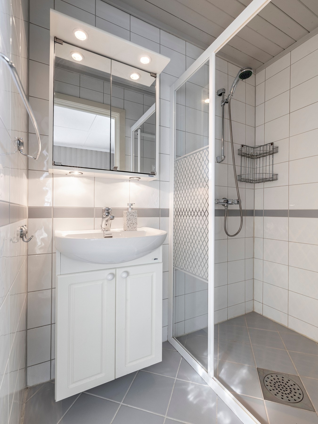 Badet i første etasje har fliser på både vegger og gulv, samt varmekabler. Galleribilde