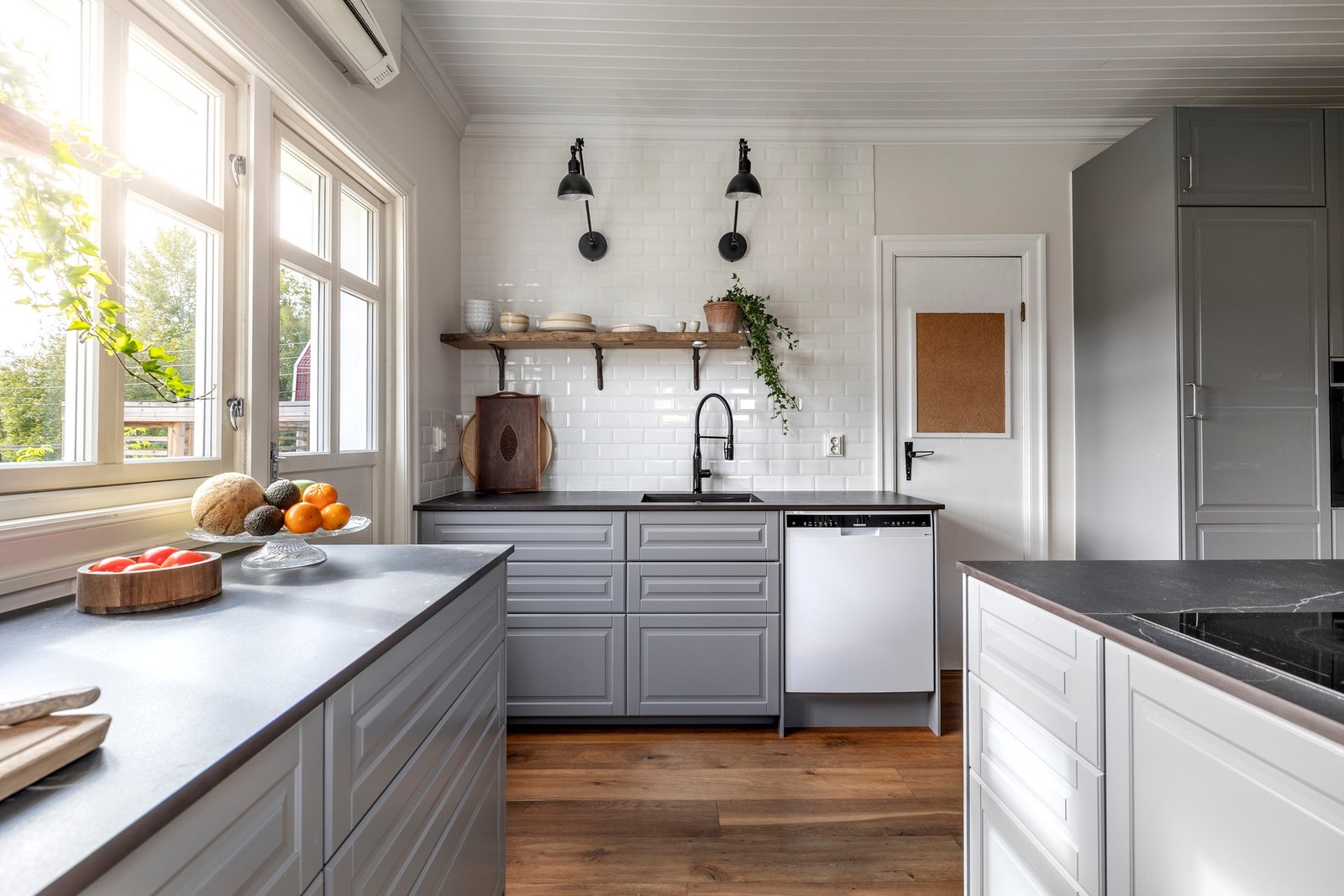 Boligen har et pent og tidløst kjøkken fra 2021. Galleribilde